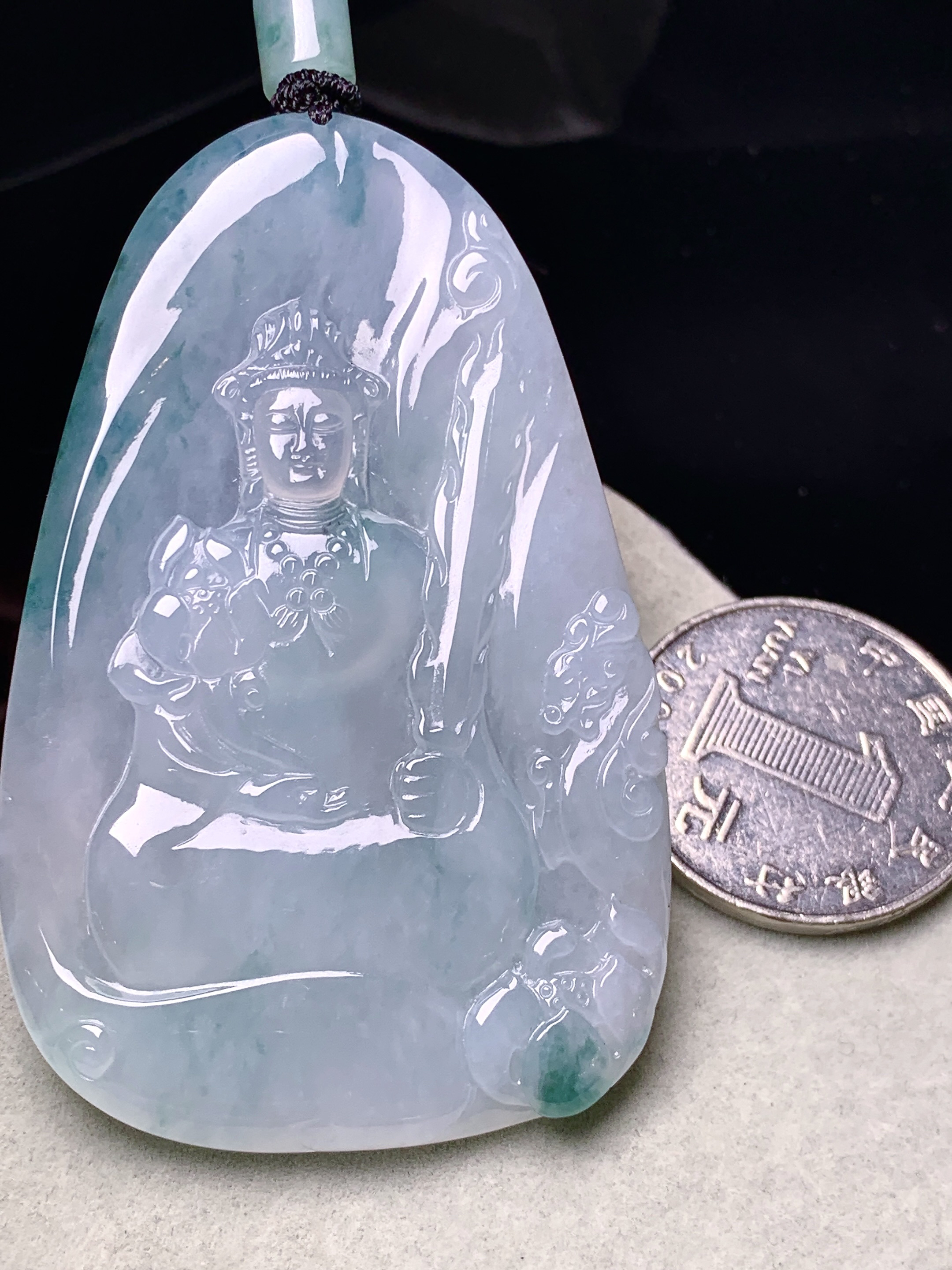 冰种飘绿观音菩萨吊坠 玉质细腻 色泽艳丽清新 水润亮眼 整体尺寸66.5*42.8*5.6 L1