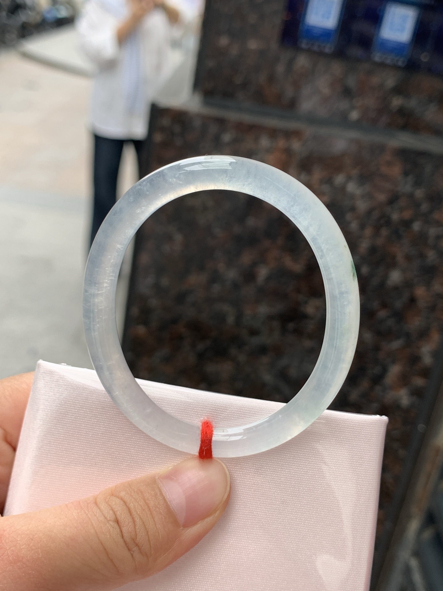 贵妃，52.7-42.7-5.9-6.3，0506-N633，打灯冰晶纹，底妆冰透起光，蓝花灵动飘逸，勾勒出一幅唯美诗意的山水意境画，古典优雅又秀气