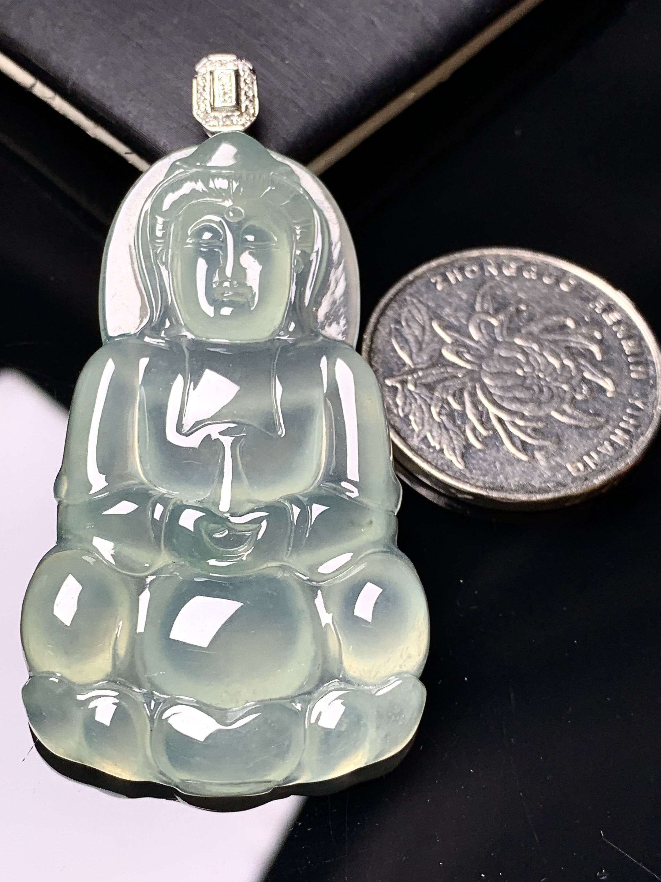 18k金钻镶嵌冰种观音菩萨吊坠 玉质细腻 色泽艳丽清新 水润亮眼 整体尺寸57.8*29.5*5.5 a5