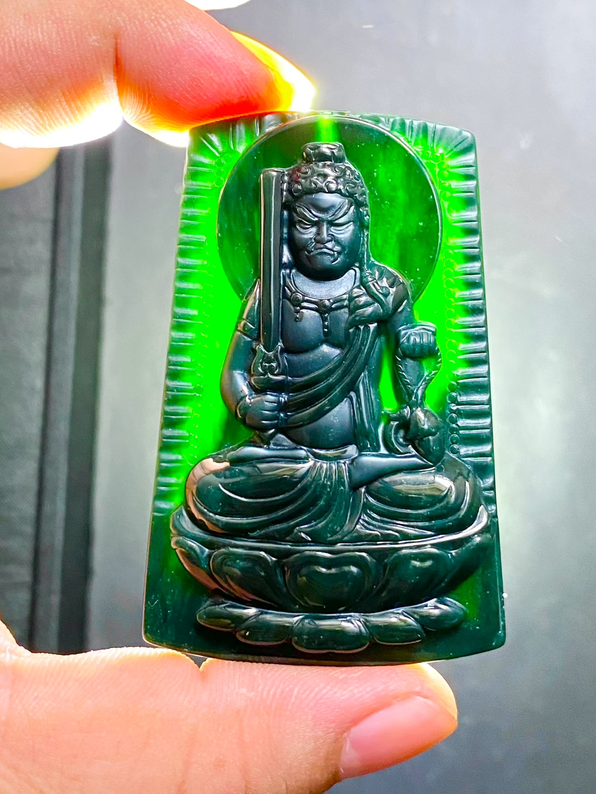 墨翠：【不动明王】细腻干净，黑度好，性价比高，雕工精湛，打灯透绿