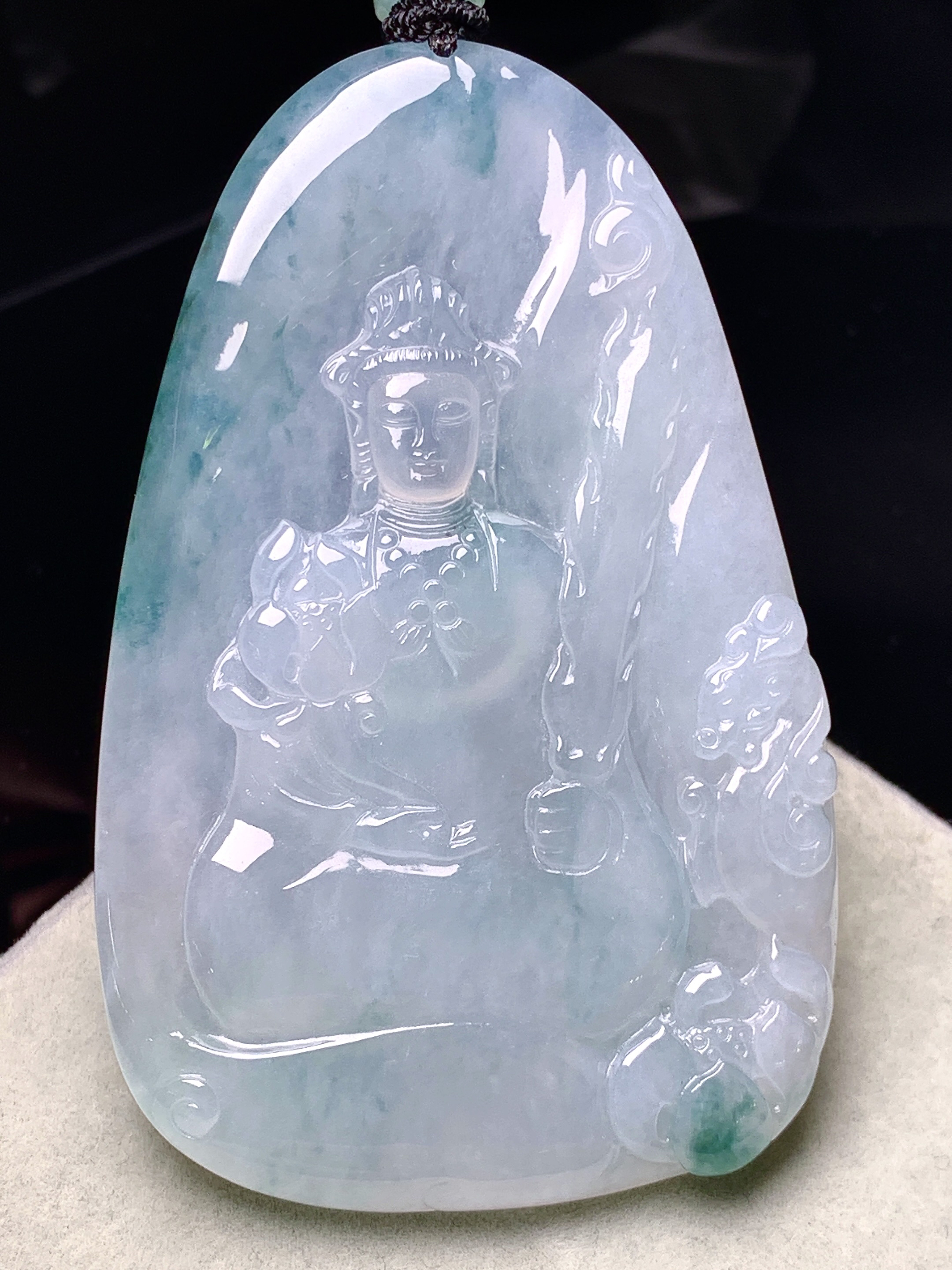 冰种飘绿观音菩萨吊坠 玉质细腻 色泽艳丽清新 水润亮眼 整体尺寸66.5*42.8*5.6 L1