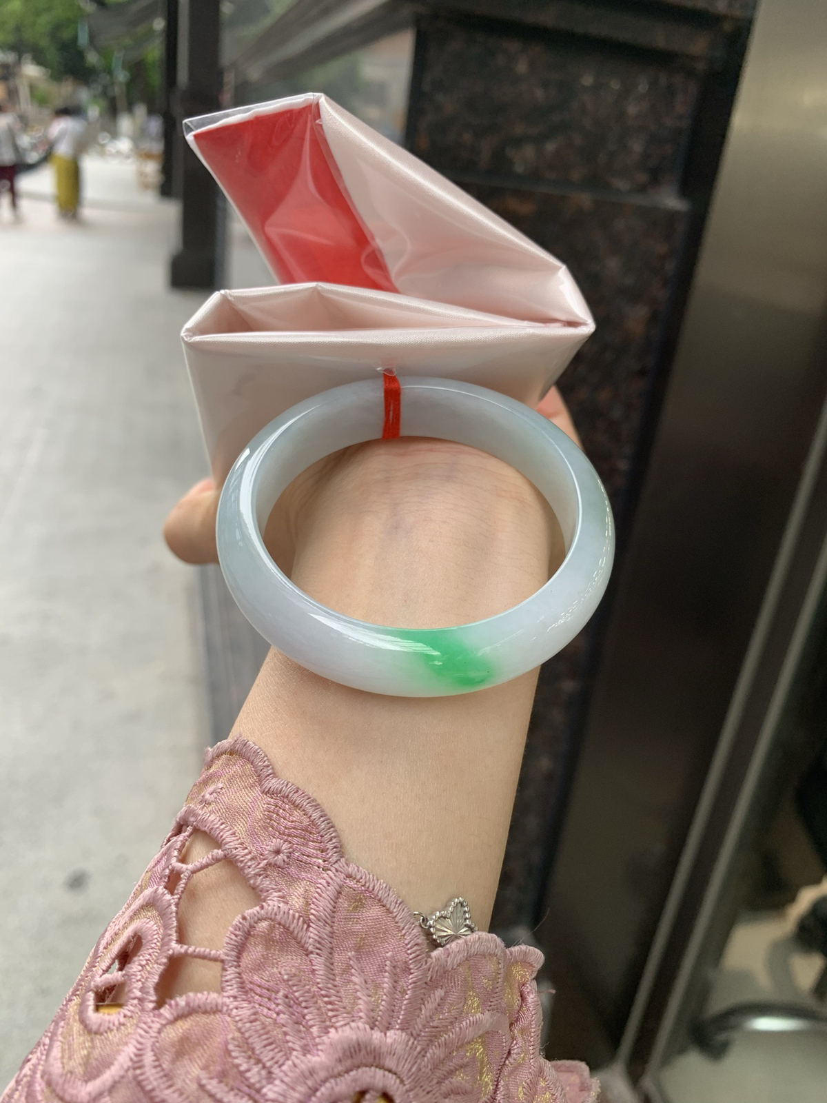 白底青正圈，打灯棉线，底妆水润，一抹阳绿花飘舞，清新动人，更显灵动，有生命力。
