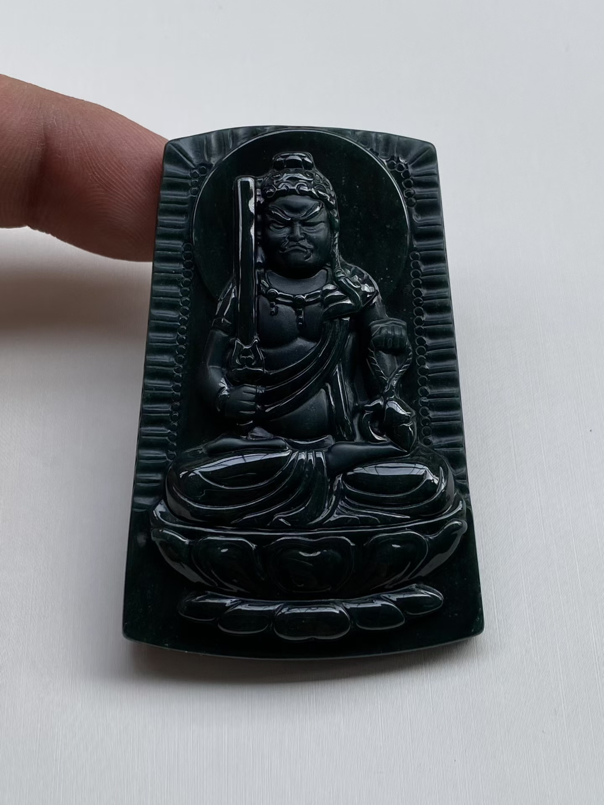 墨翠：【不动明王】细腻干净，黑度好，性价比高，雕工精湛，打灯透绿