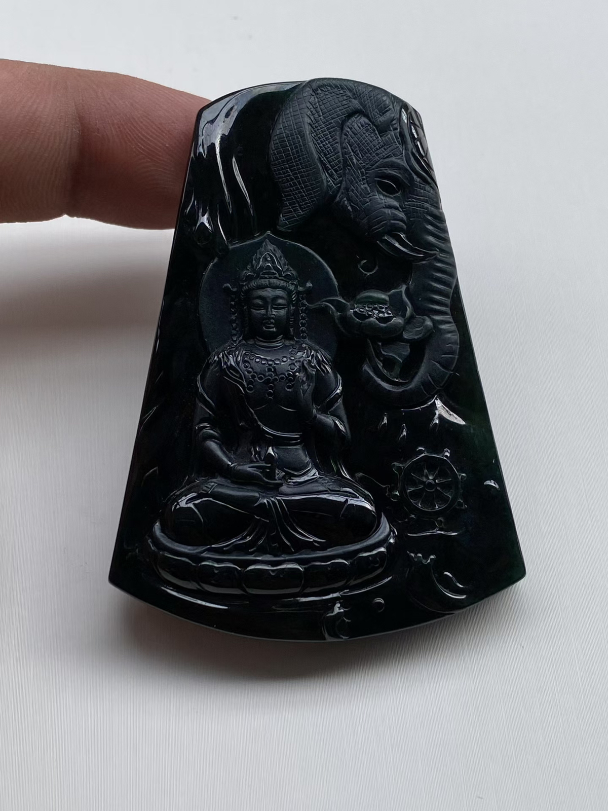 墨翠：【普贤菩萨】细腻干净，黑度好，性价比高，雕工精湛，打灯透绿