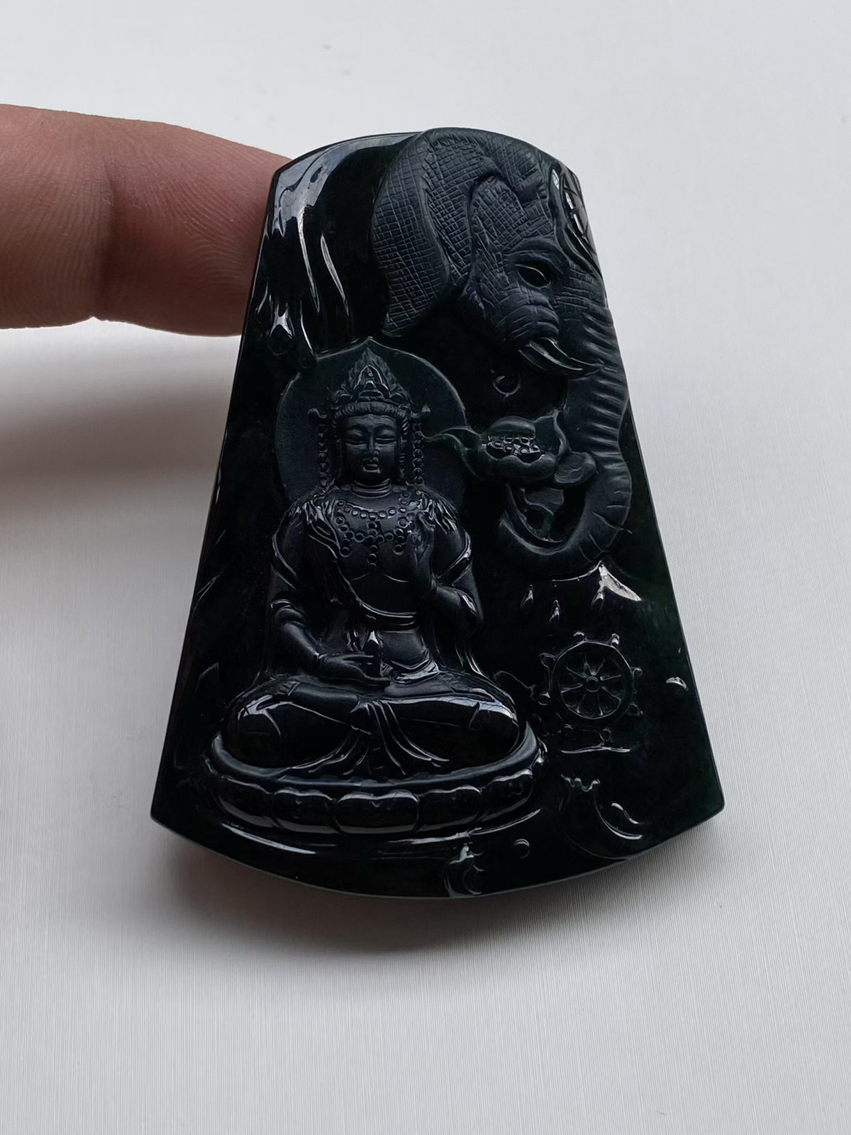 墨翠：【普贤菩萨】细腻干净，黑度好，性价比高，雕工精湛，打灯透绿