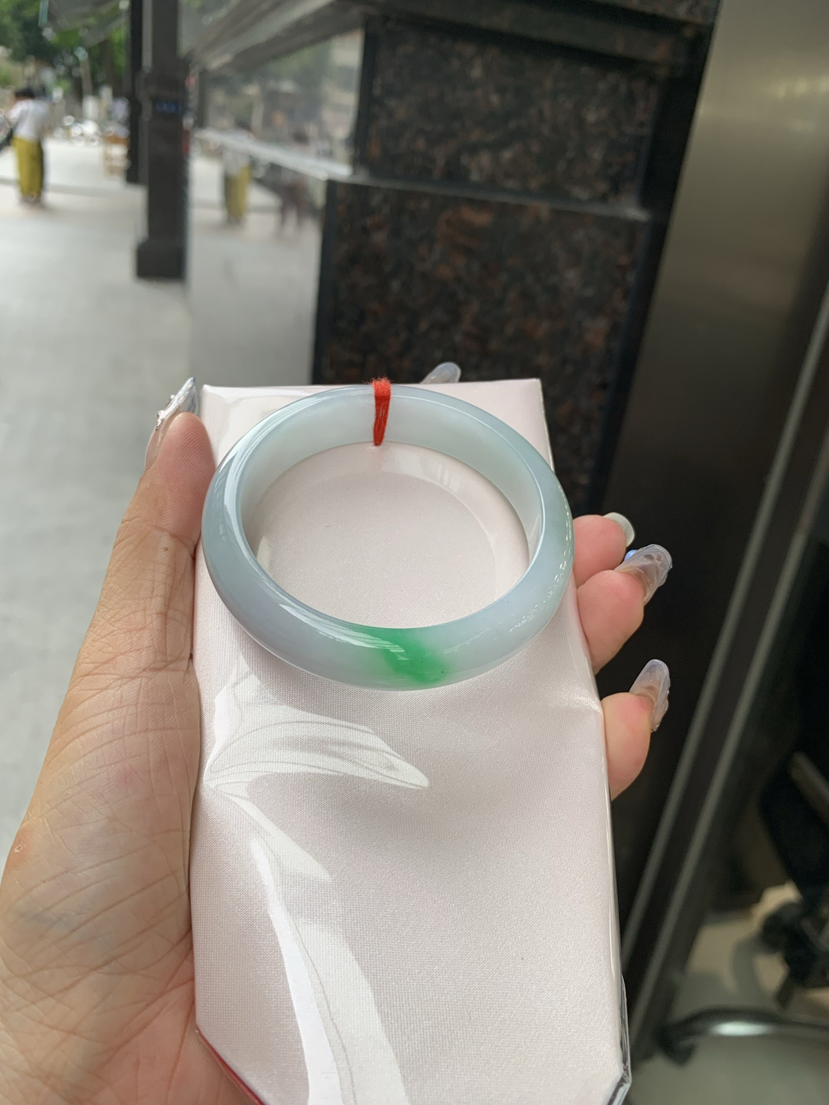 白底青正圈，打灯棉线，底妆水润，一抹阳绿花飘舞，清新动人，更显灵动，有生命力。