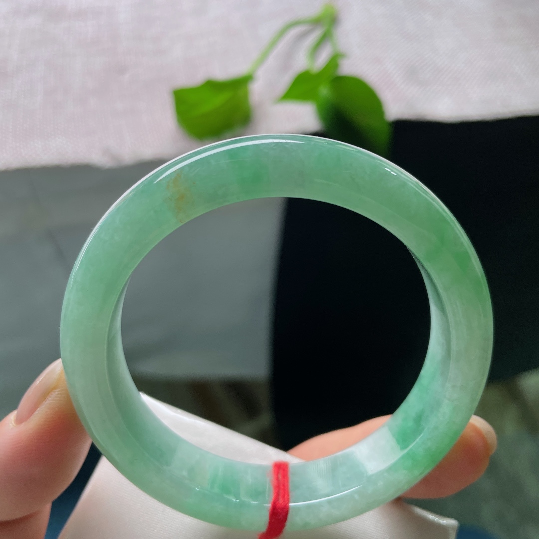 55.5/12.7/8.5绿底正圈，水润，把春天的所有温柔都带在腕间，洒金，ss50850a