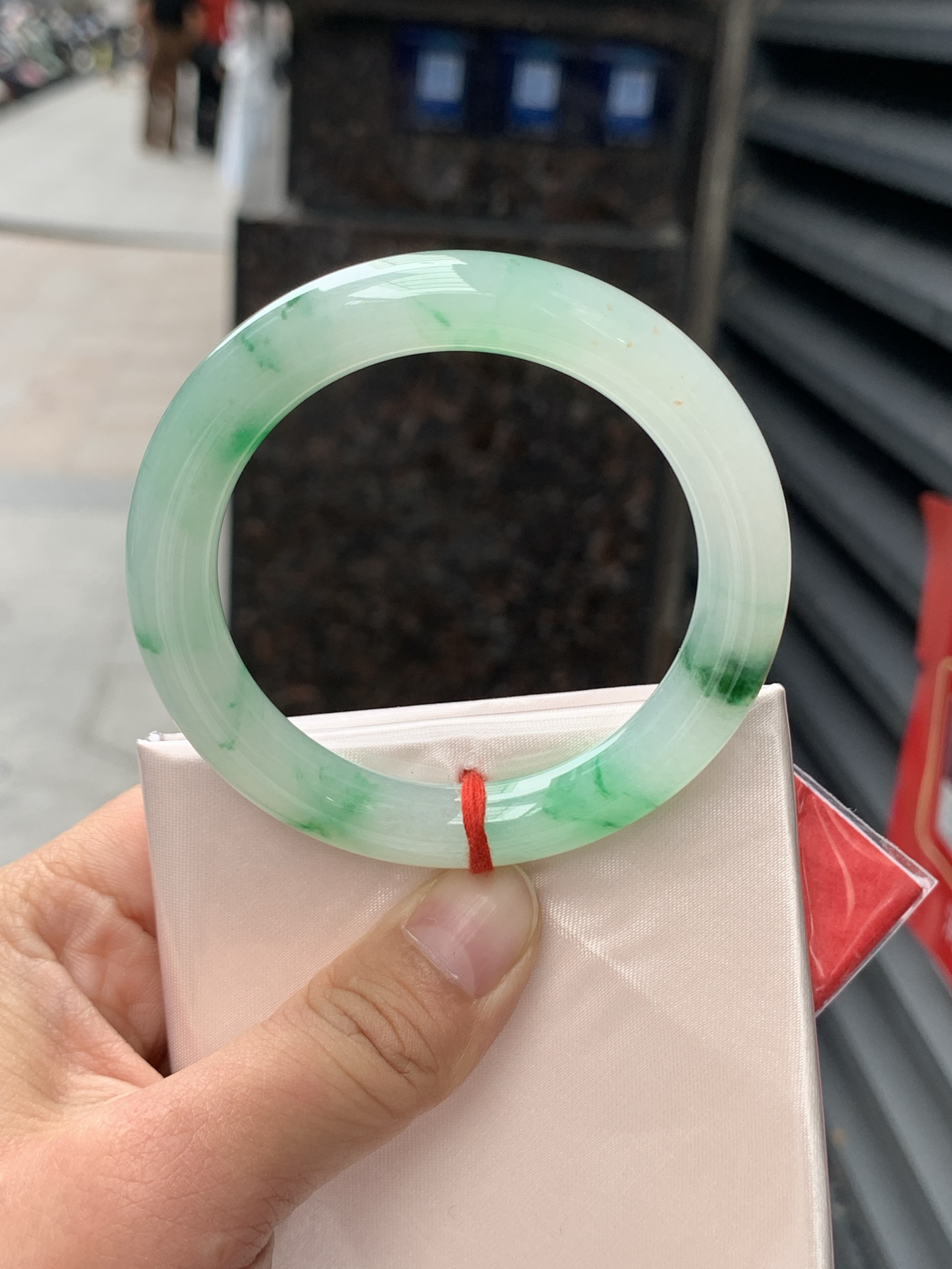 冰种阳绿圆镯，51/9.6/9.3，0506-N641，打灯纹裂，不扣，底妆水润，满圈阳绿花点缀，简约却充满灵气，清新如芽，宛若自然的画卷凝结于腕间，静中带动，韵味悠长