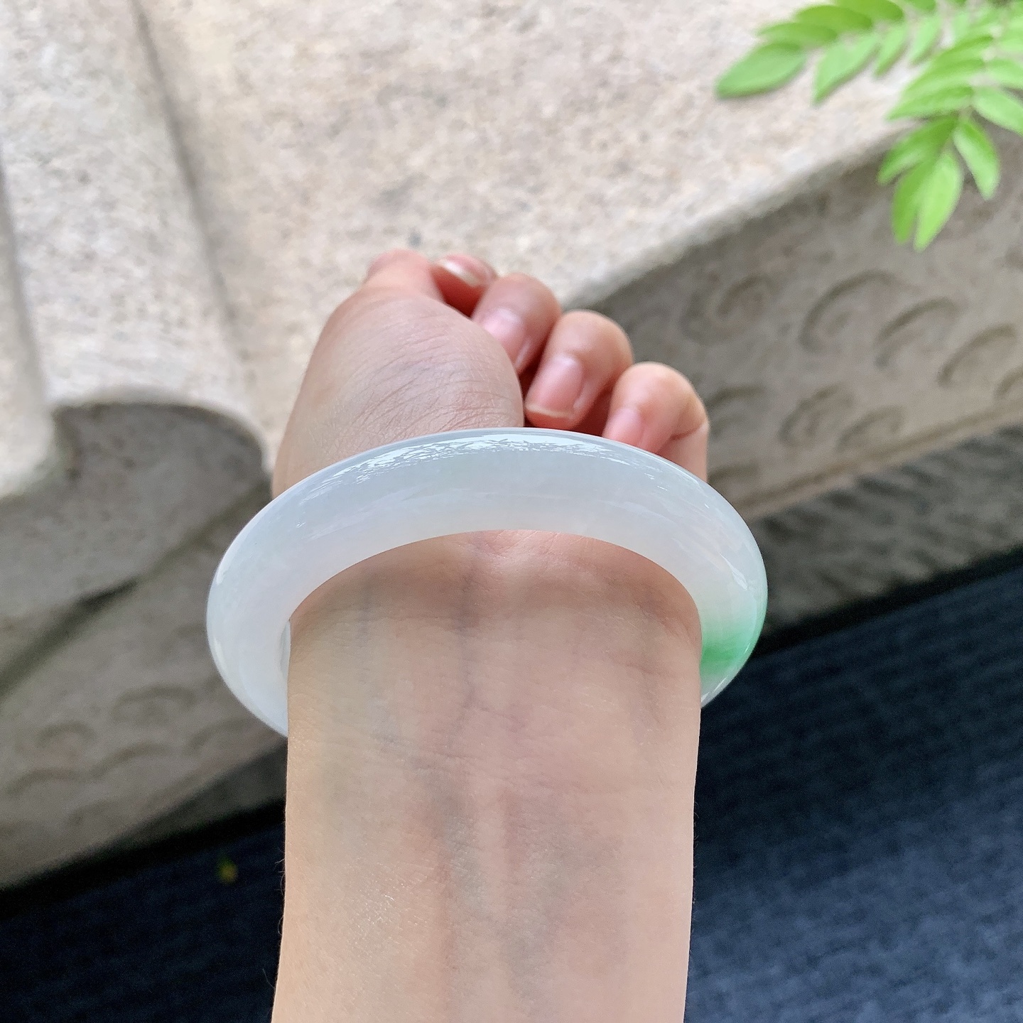 正圈55 56【圈口】56/11/9.8【编码】T1071861【描述】细糯飘绿，水润，种老，细腻，打灯有棉线