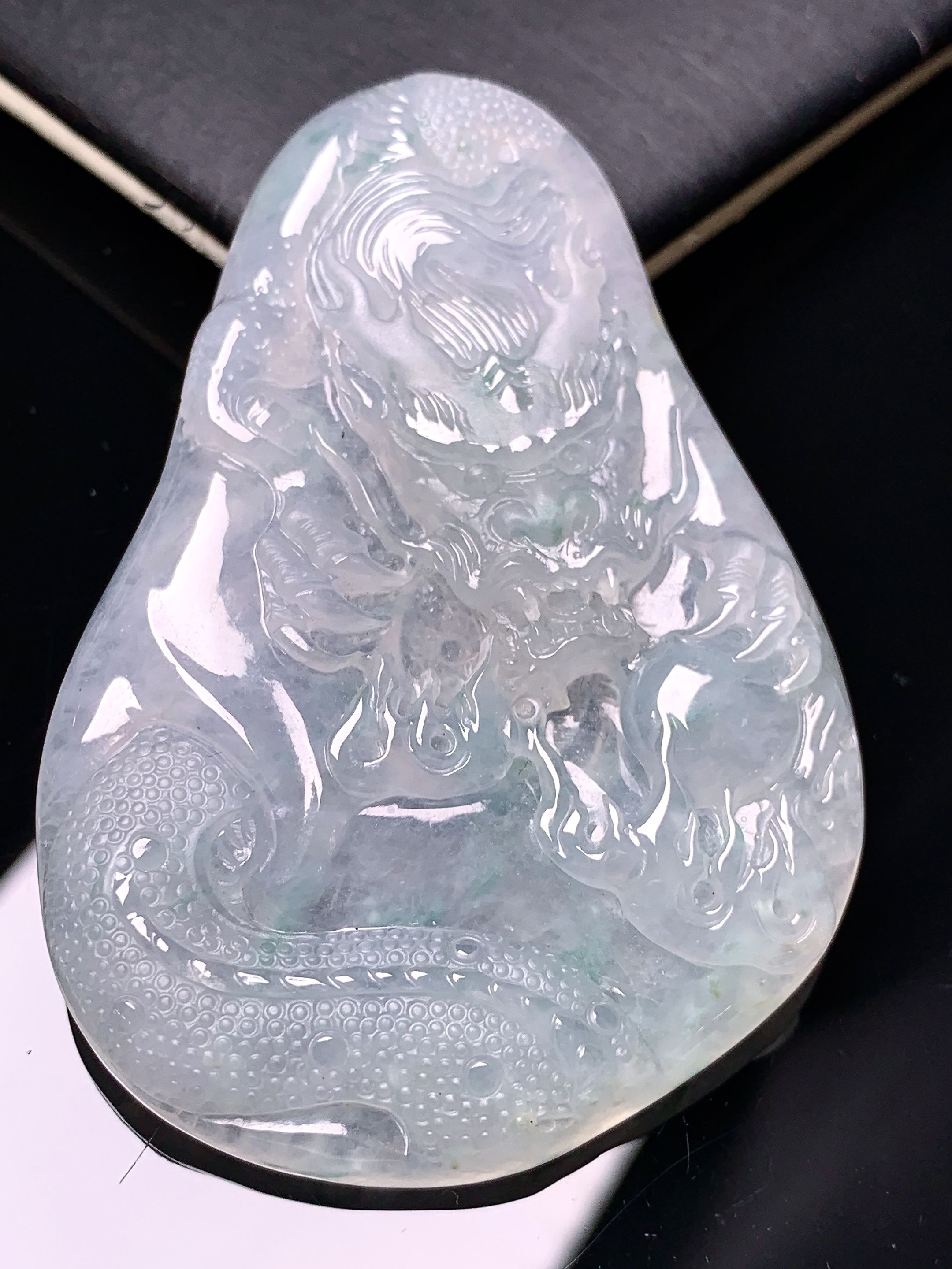 冰种龙牌吊坠 玉质细腻 色泽艳丽清新 水润亮眼 整体尺寸63*42.8*6.5 c1