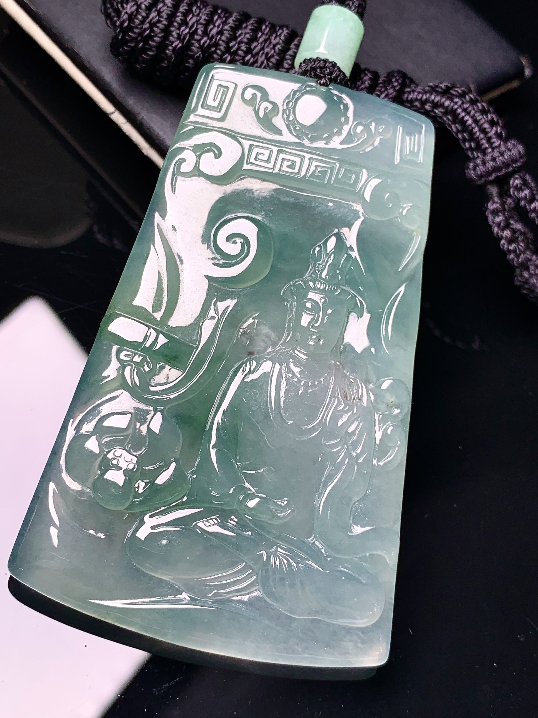 飘绿观音菩萨吊坠 玉质细腻 色泽艳丽清新 水润亮眼 整体尺寸67.8*40.6*5.3 L1