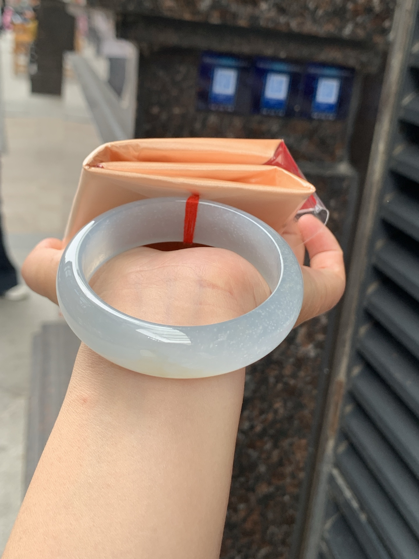 冰黄翡宽版正圈，56.6-16.2-7.7，0506-N634，打灯细纹，底妆冰润细腻，飘几丝黄翡，灵动飘逸