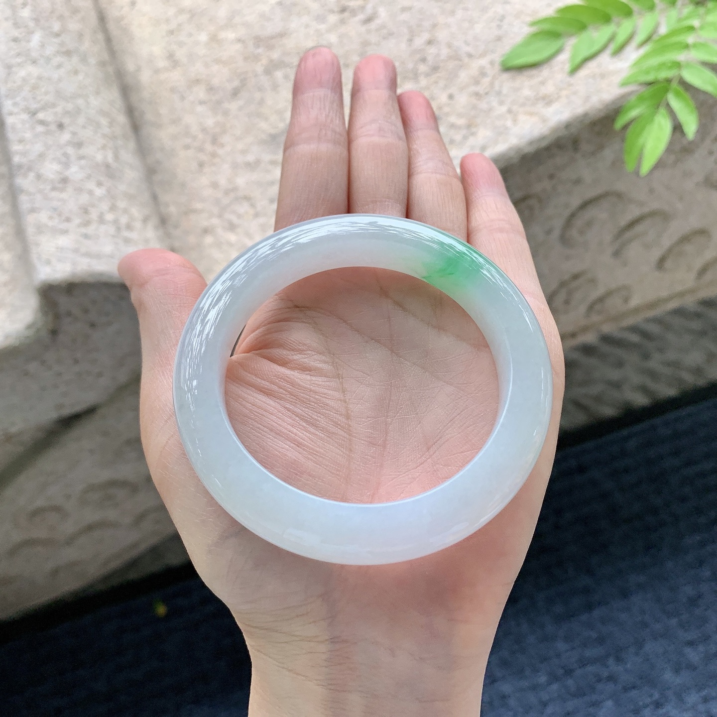 正圈55 56【圈口】56/11/9.8【编码】T1071861【描述】细糯飘绿，水润，种老，细腻，打灯有棉线