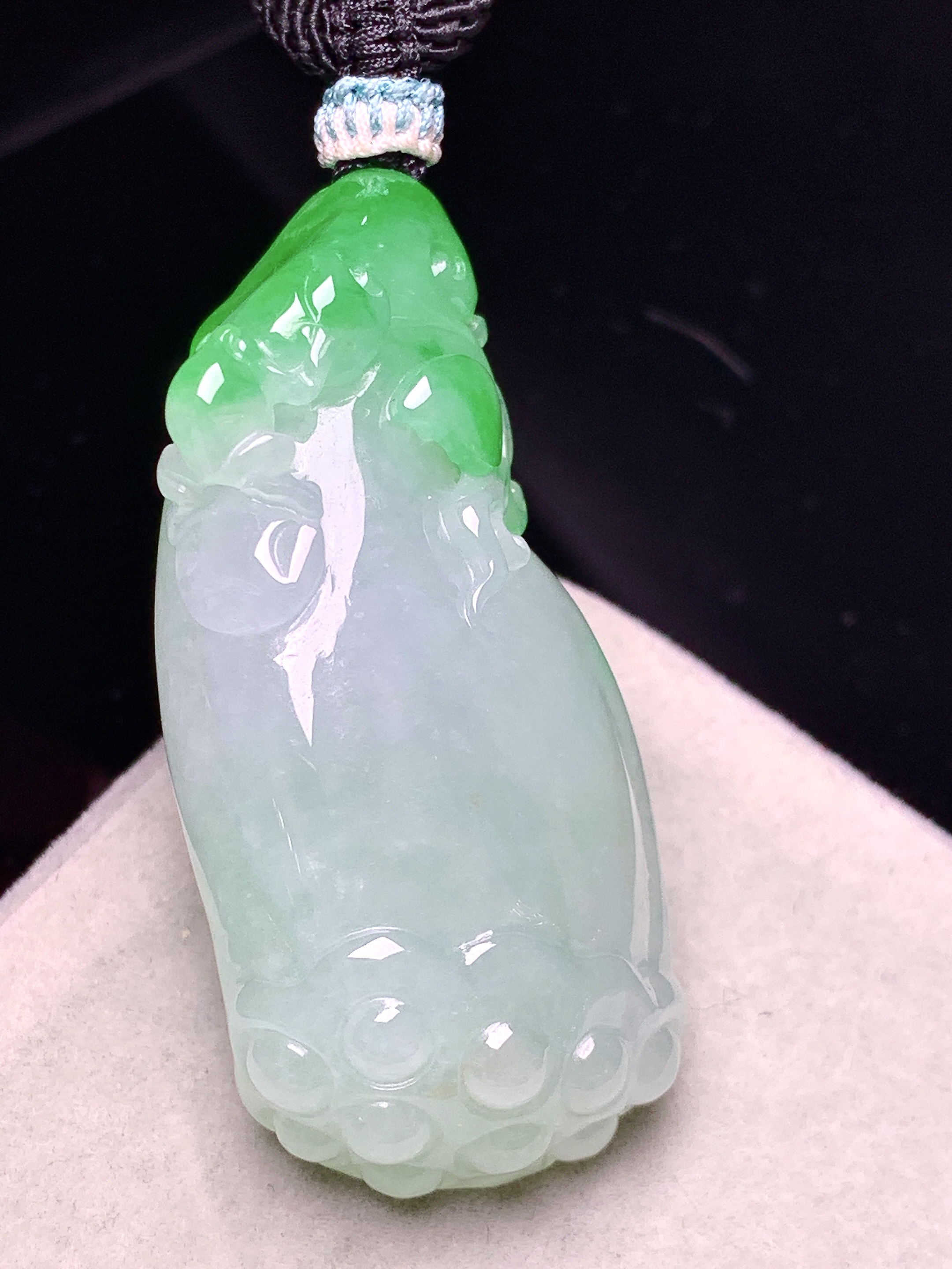 飘绿莲蓬吊坠 玉质细腻 色泽艳丽清新 水润亮眼 整体尺寸45.5*21.5*10.5 a5