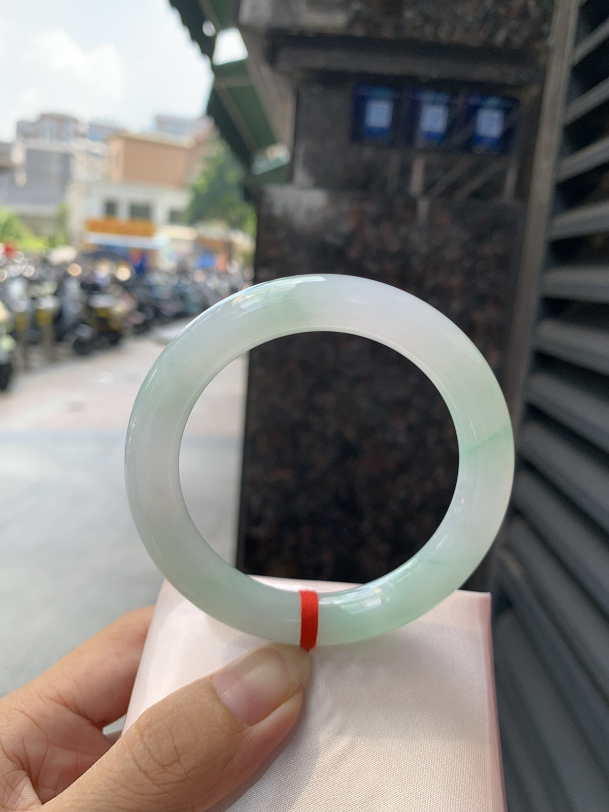白底青圆条
54.1-10.1-10.3
底妆水润，阳绿花色点睛之笔，更显灵动，有生命力。