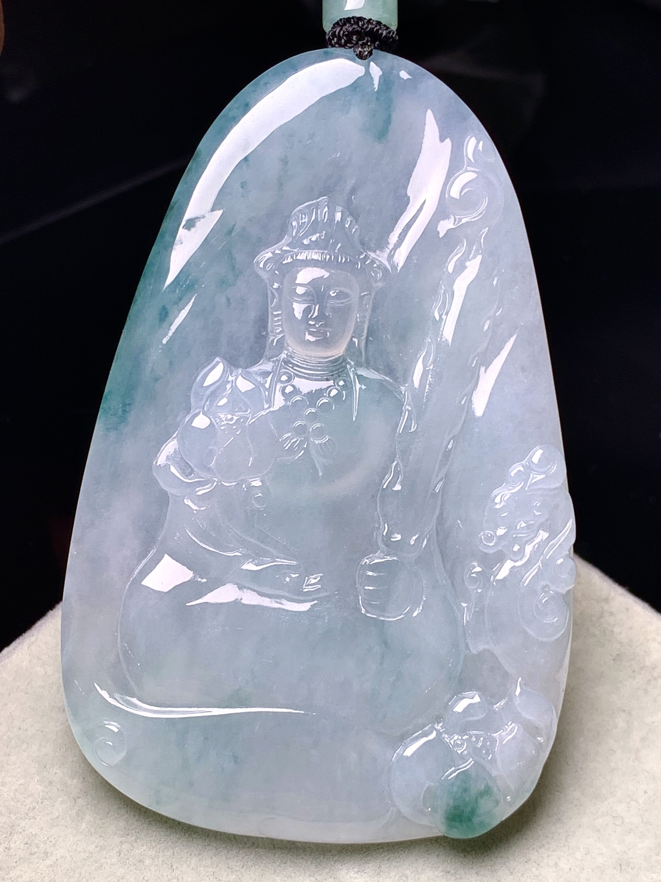 冰种飘绿观音菩萨吊坠 玉质细腻 色泽艳丽清新 水润亮眼 整体尺寸66.5*42.8*5.6 L1