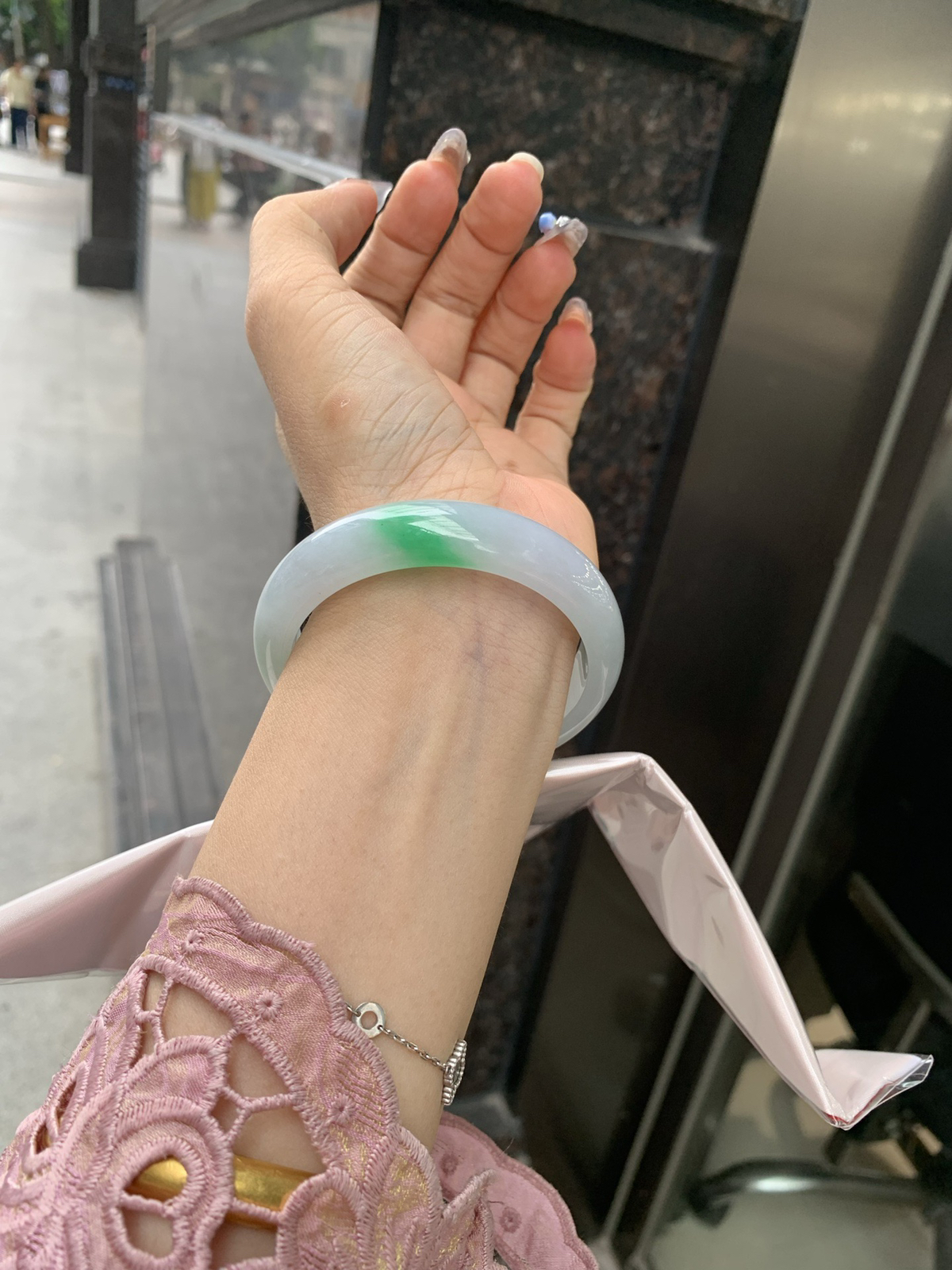 白底青正圈，打灯棉线，底妆水润，一抹阳绿花飘舞，清新动人，更显灵动，有生命力。
