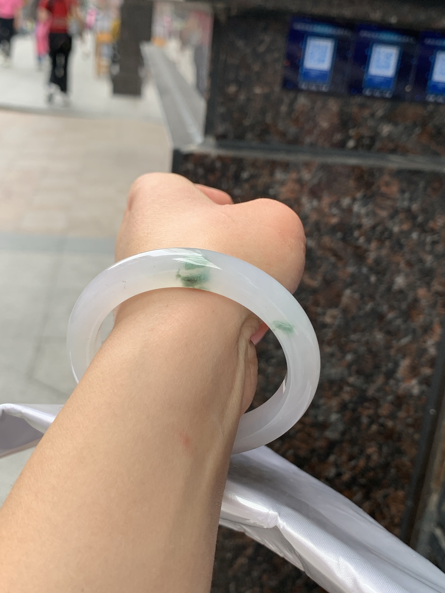 冰飘花正圈，53.4/9.7/8.8，0506-N637，打灯棉纹，底妆胶润细腻，几抹蓝花灵动飘逸，意境感十足，古典优雅又秀气