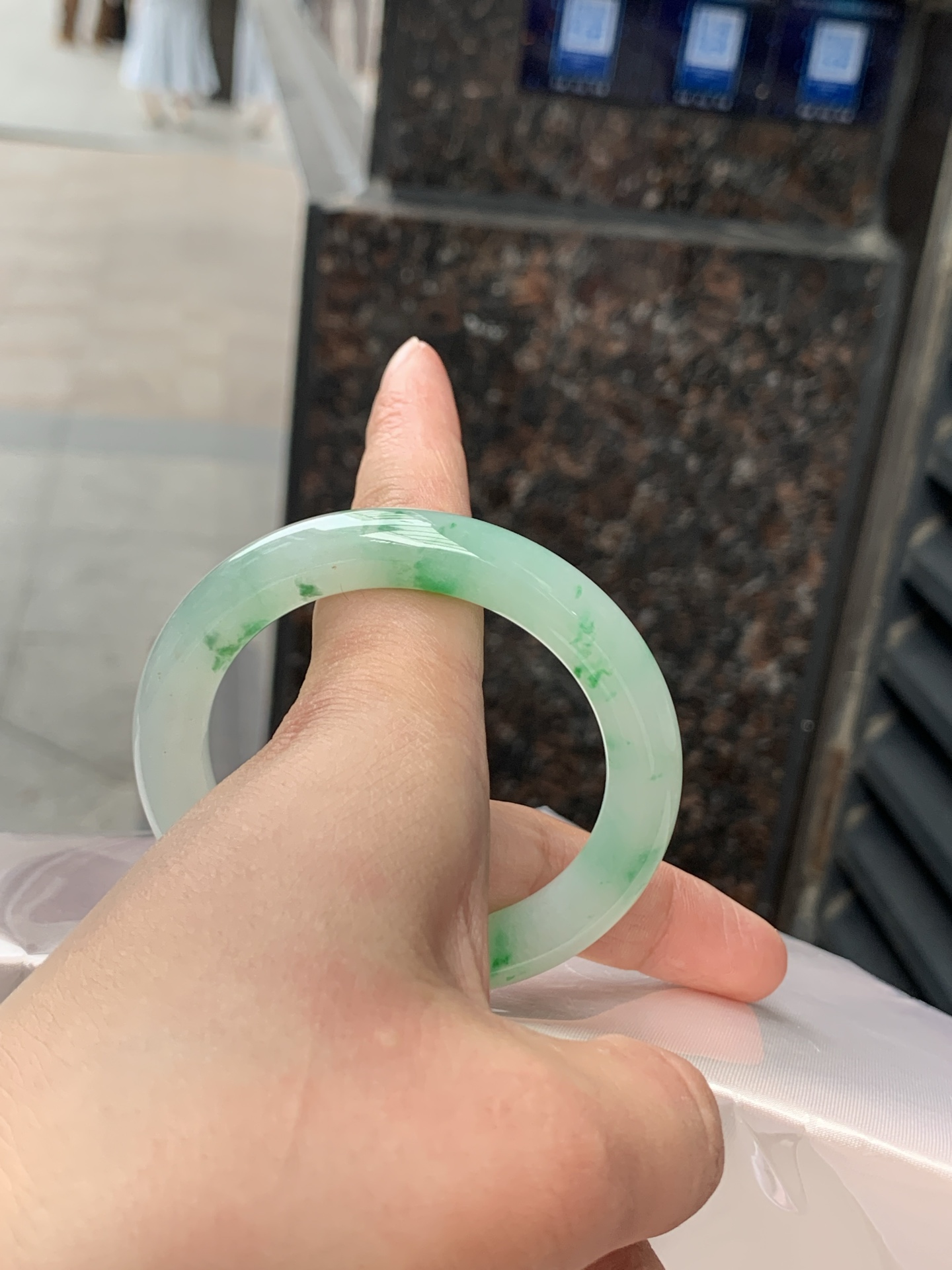 冰种阳绿圆镯，51/9.6/9.3，0506-N641，打灯纹裂，不扣，底妆水润，满圈阳绿花点缀，简约却充满灵气，清新如芽，宛若自然的画卷凝结于腕间，静中带动，韵味悠长