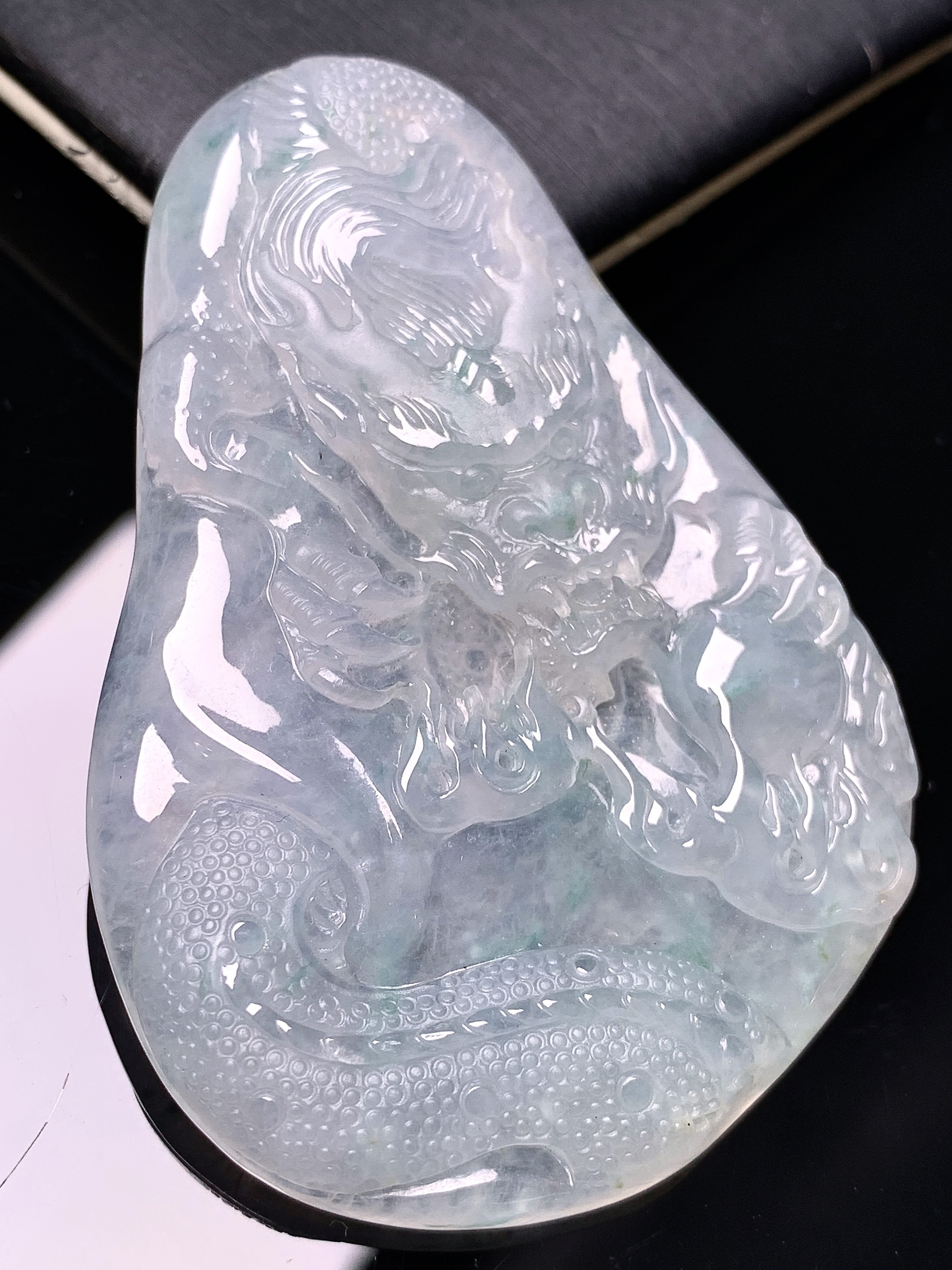 冰种龙牌吊坠 玉质细腻 色泽艳丽清新 水润亮眼 整体尺寸63*42.8*6.5 c1