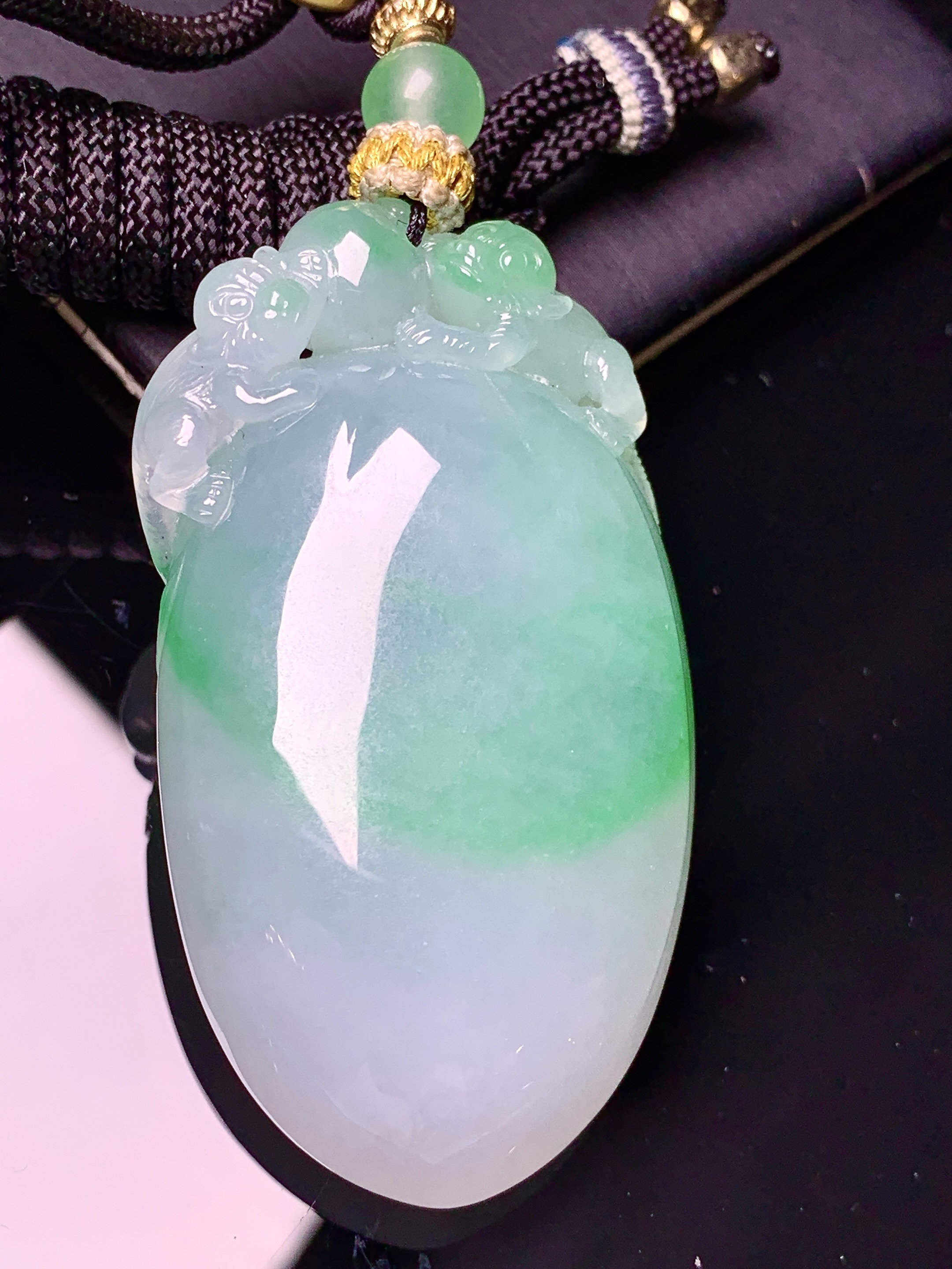 飘绿福瓜吊坠 玉质细腻 色泽艳丽清新 水润亮眼 整体尺寸52.2*28*15.3 L4