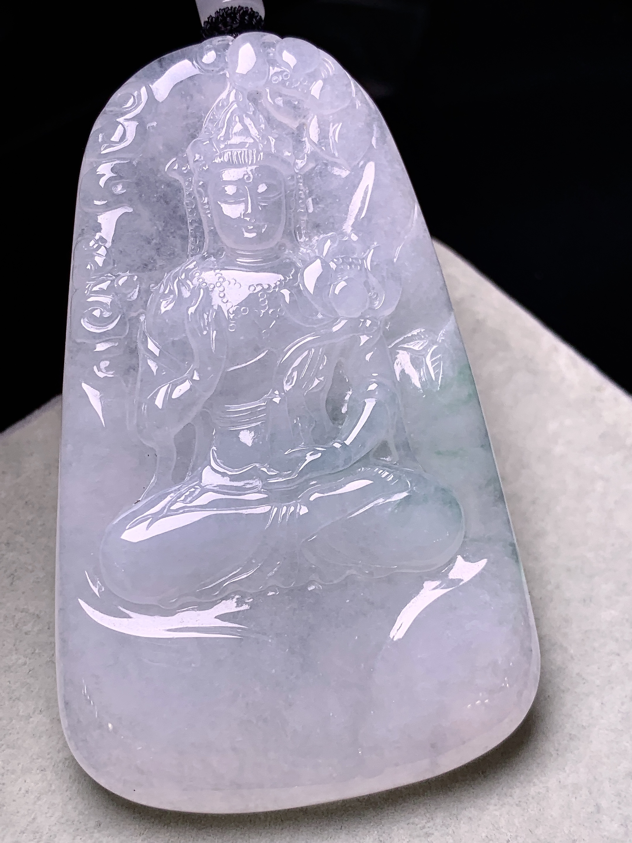 冰种飘绿观音菩萨吊坠 玉质细腻 色泽艳丽清新 水润亮眼 整体尺寸69.5*42.2*7.8 L1