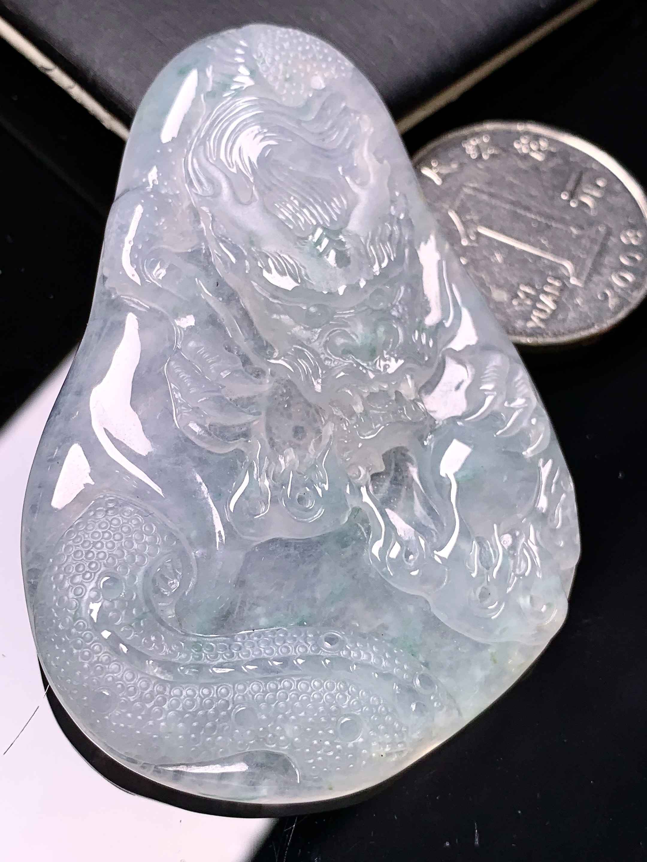 冰种龙牌吊坠 玉质细腻 色泽艳丽清新 水润亮眼 整体尺寸63*42.8*6.5 c1