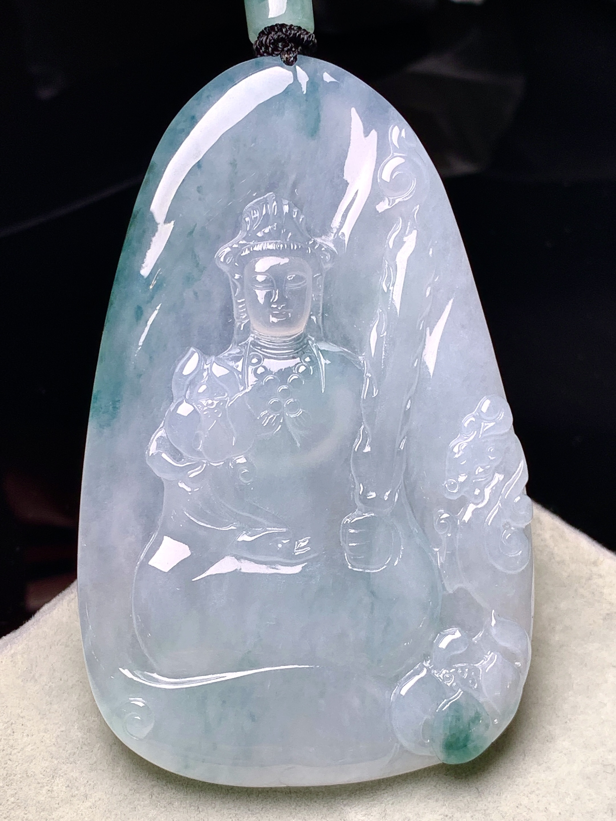 冰种飘绿观音菩萨吊坠 玉质细腻 色泽艳丽清新 水润亮眼 整体尺寸66.5*42.8*5.6 L1