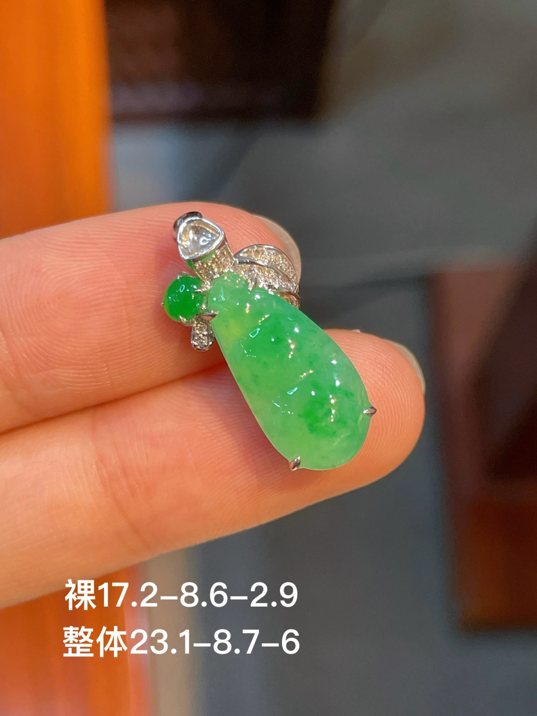 阳绿豆子吊坠，无裂，18k金镶嵌，强烈推荐，17.2/8.6/2.9