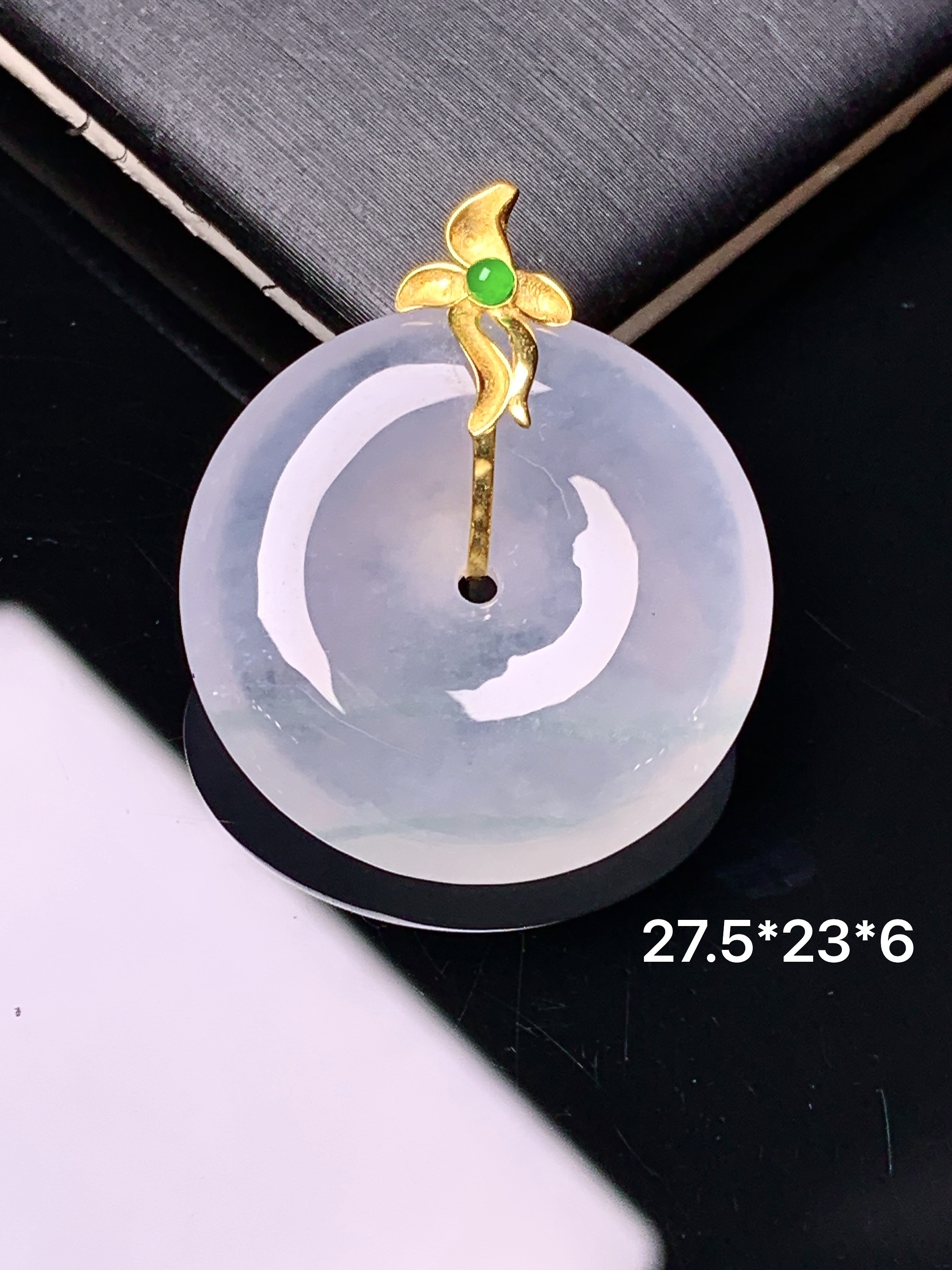 18k金镶嵌冰种平安扣吊坠 玉质细腻 色泽艳丽清新 水润亮眼 整体尺寸27.5*23*6 j2