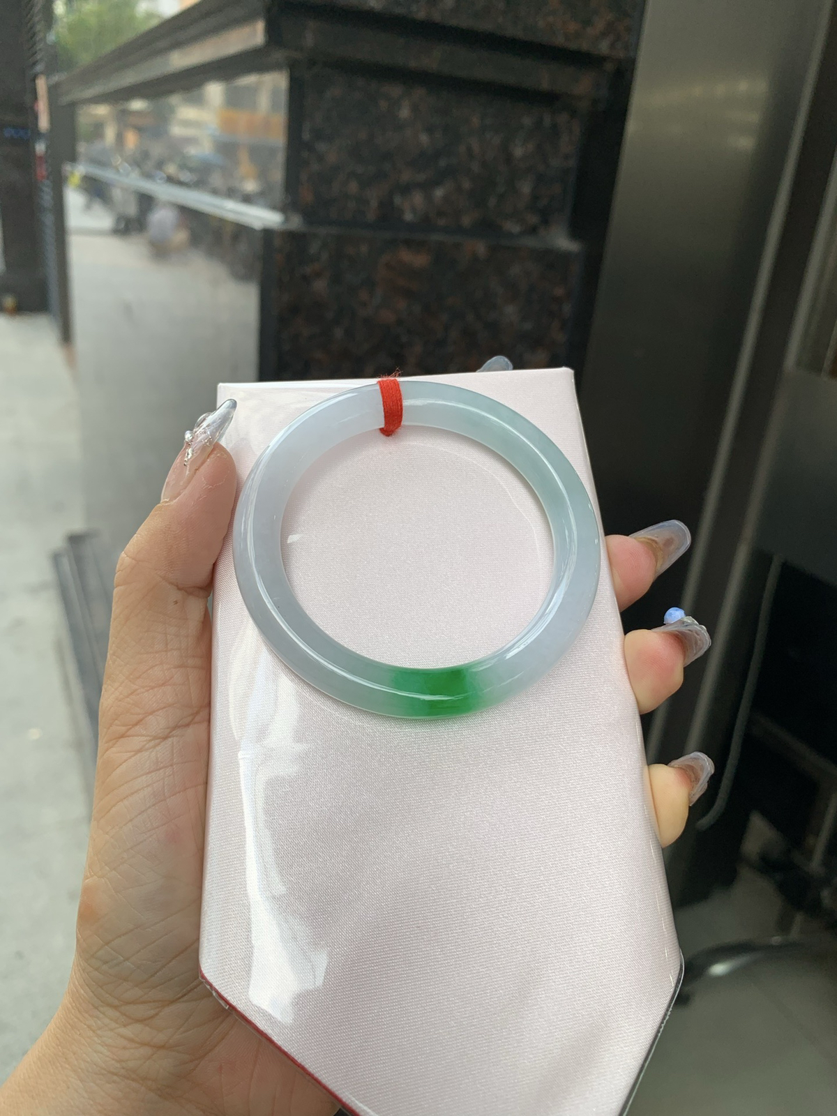 白底青辣绿圆条，无暇。底妆水润，一抹辣绿花点缀，镯色生香，腕间之美，水润中透着灵气，仙气缭绕，温婉可人，举手投足间皆是美好