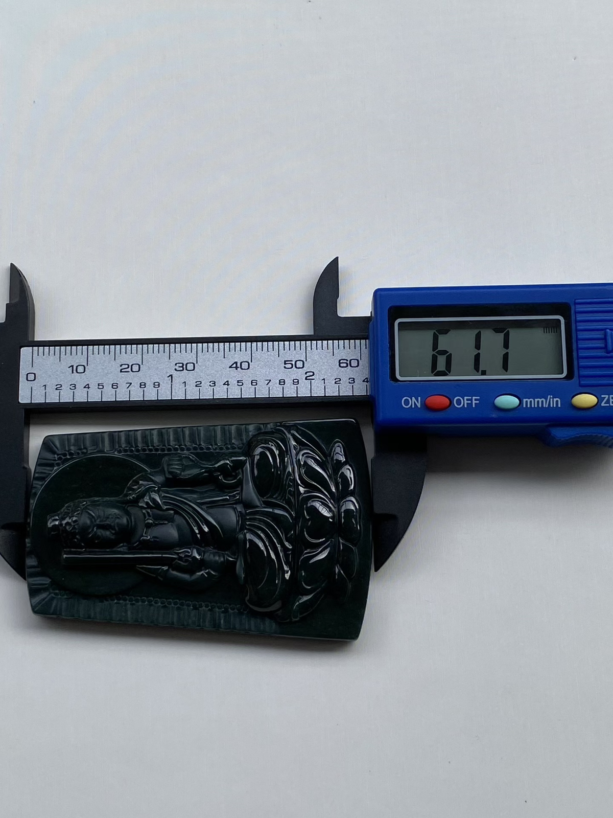 墨翠：【不动明王】细腻干净，黑度好，性价比高，雕工精湛，打灯透绿