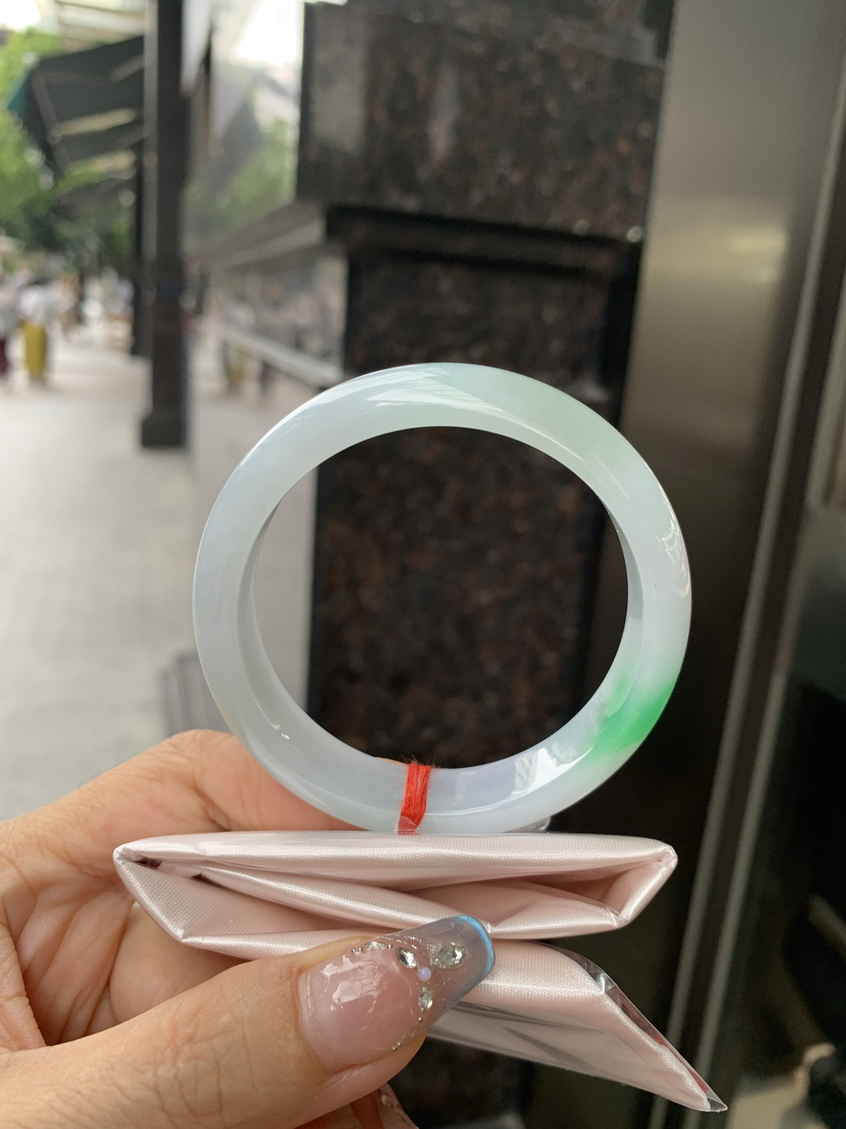 白底青正圈，打灯棉线，底妆水润，一抹阳绿花飘舞，清新动人，更显灵动，有生命力。