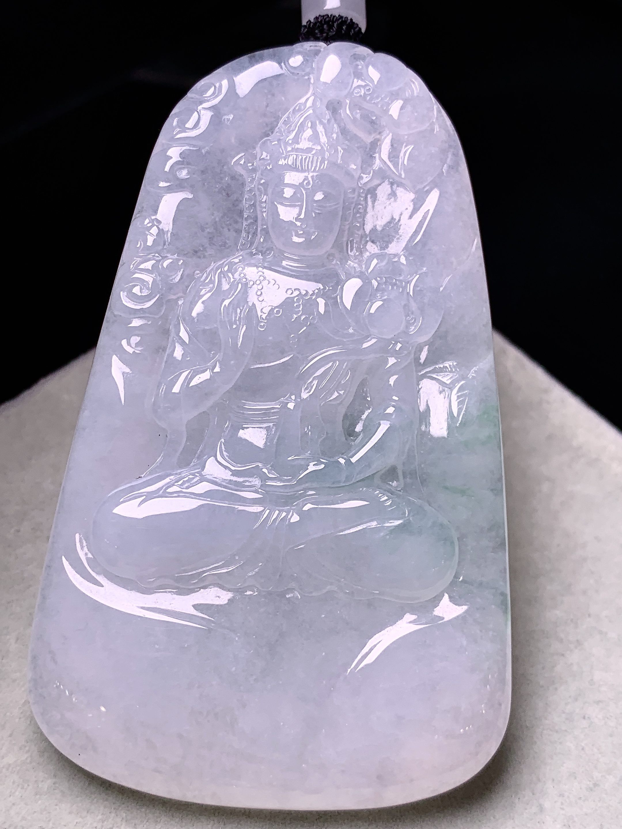 冰种飘绿观音菩萨吊坠 玉质细腻 色泽艳丽清新 水润亮眼 整体尺寸69.5*42.2*7.8 L1