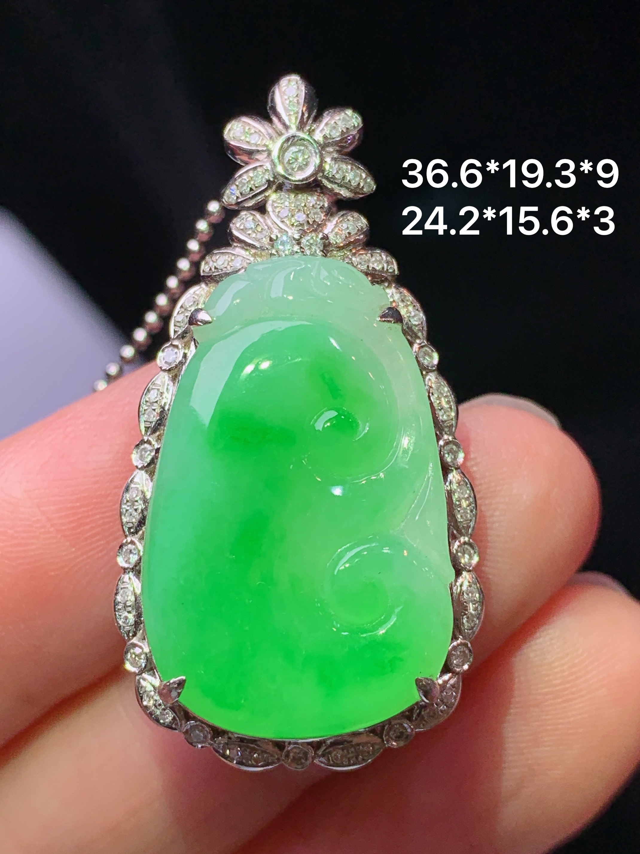 18k金钻镶嵌飘阳绿如意吊坠 玉质细腻 色泽艳丽清新 水润亮眼 整体尺寸36.6*19.3*9 j2