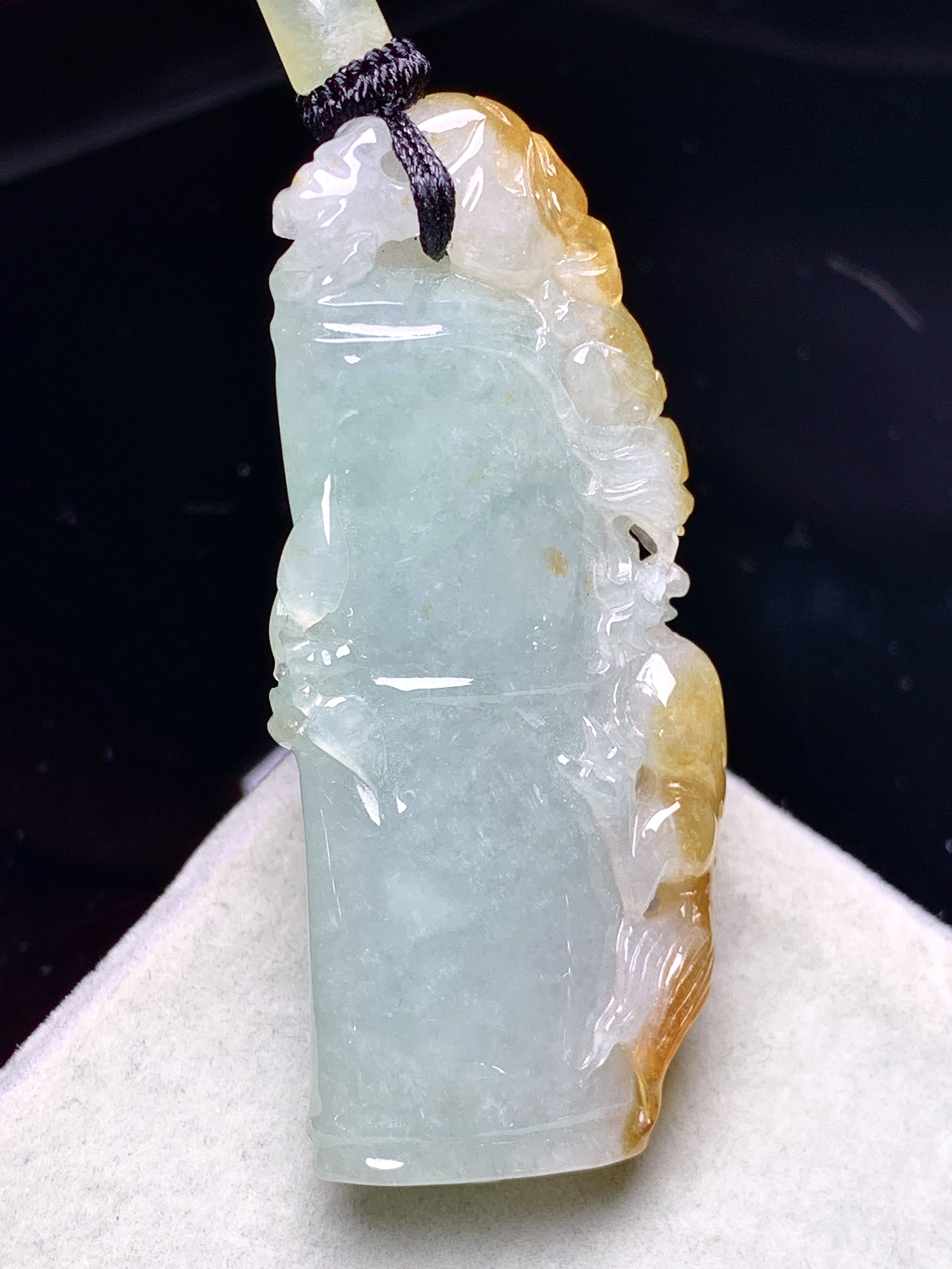飘黄翡竹节吊坠 玉质细腻 色泽艳丽清新 水润亮眼 整体尺寸49.2*21.8*7.2 L1