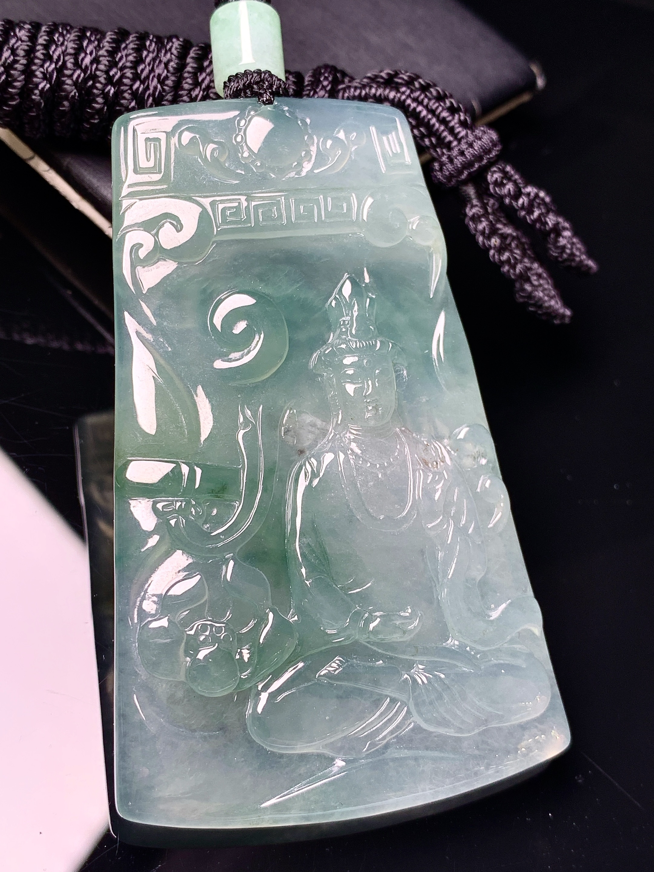 飘绿观音菩萨吊坠 玉质细腻 色泽艳丽清新 水润亮眼 整体尺寸67.8*40.6*5.3 L1