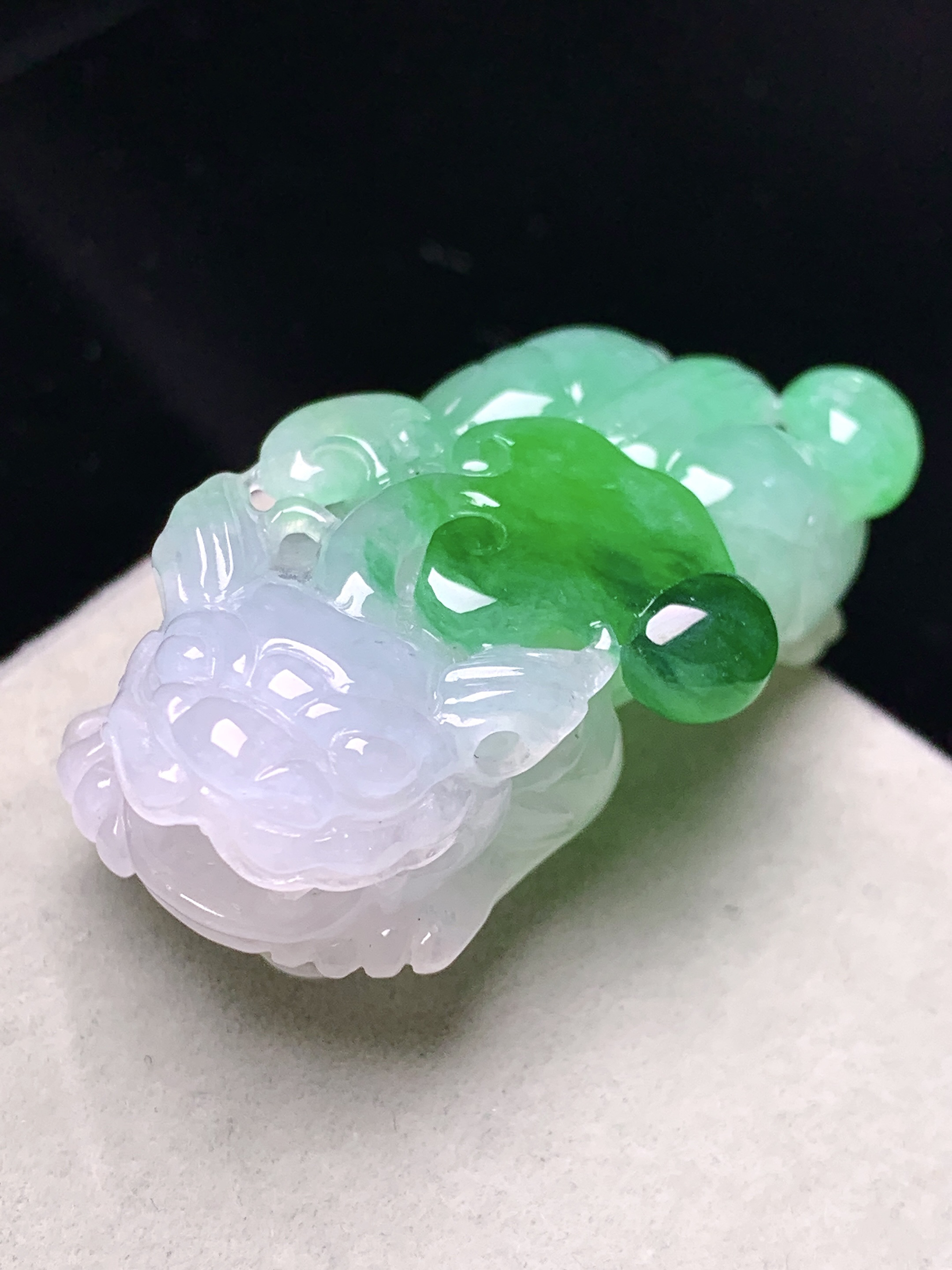飘绿貔貅吊坠 玉质细腻 色泽艳丽清新 水润亮眼 整体尺寸40.8*21.5*11.5 a5