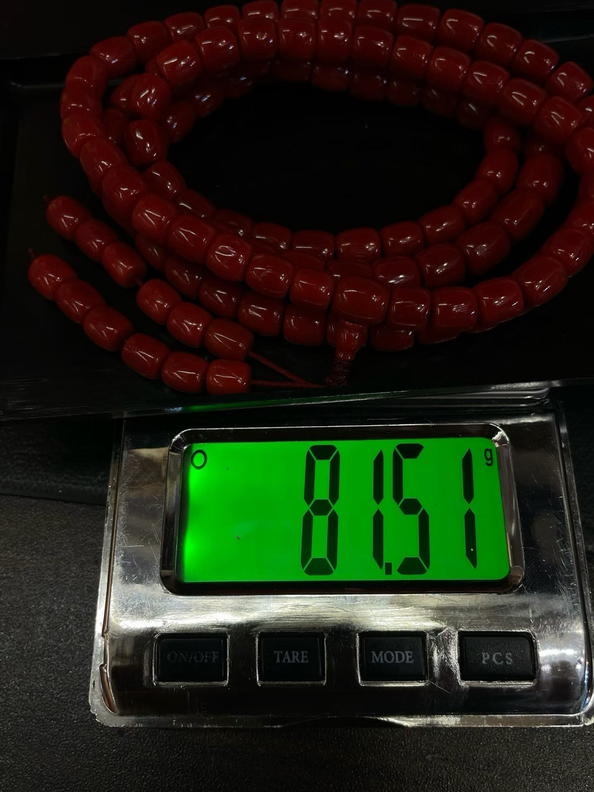 【天然红珊瑚8mm老型桶珠108佛珠手链】项链手链两用款！天然无添加无优化，科西卡材料，西班牙产地，牛血红颜色，珠子直径8-7mm，重量81.51克！每颗珠子均为天然的珊瑚，珊瑚自古就为佛教珍宝，深海千年有机宝石！收藏价值高、可传承！