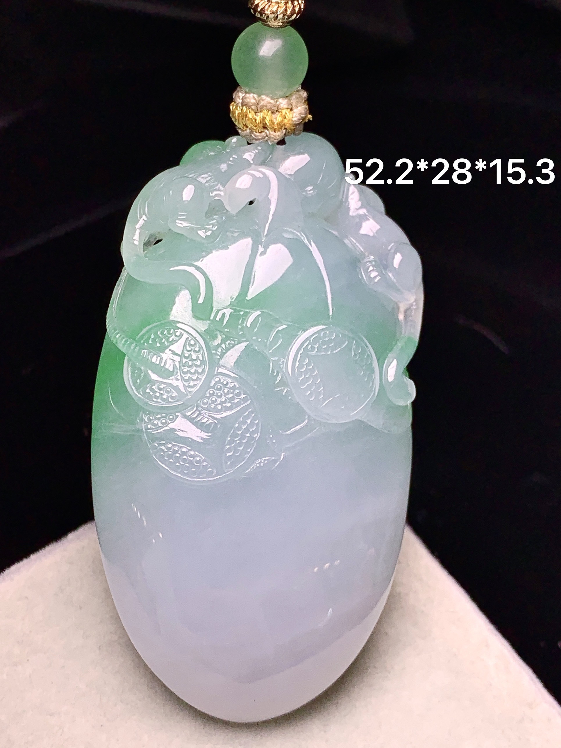 飘绿福瓜吊坠 玉质细腻 色泽艳丽清新 水润亮眼 整体尺寸52.2*28*15.3 L4