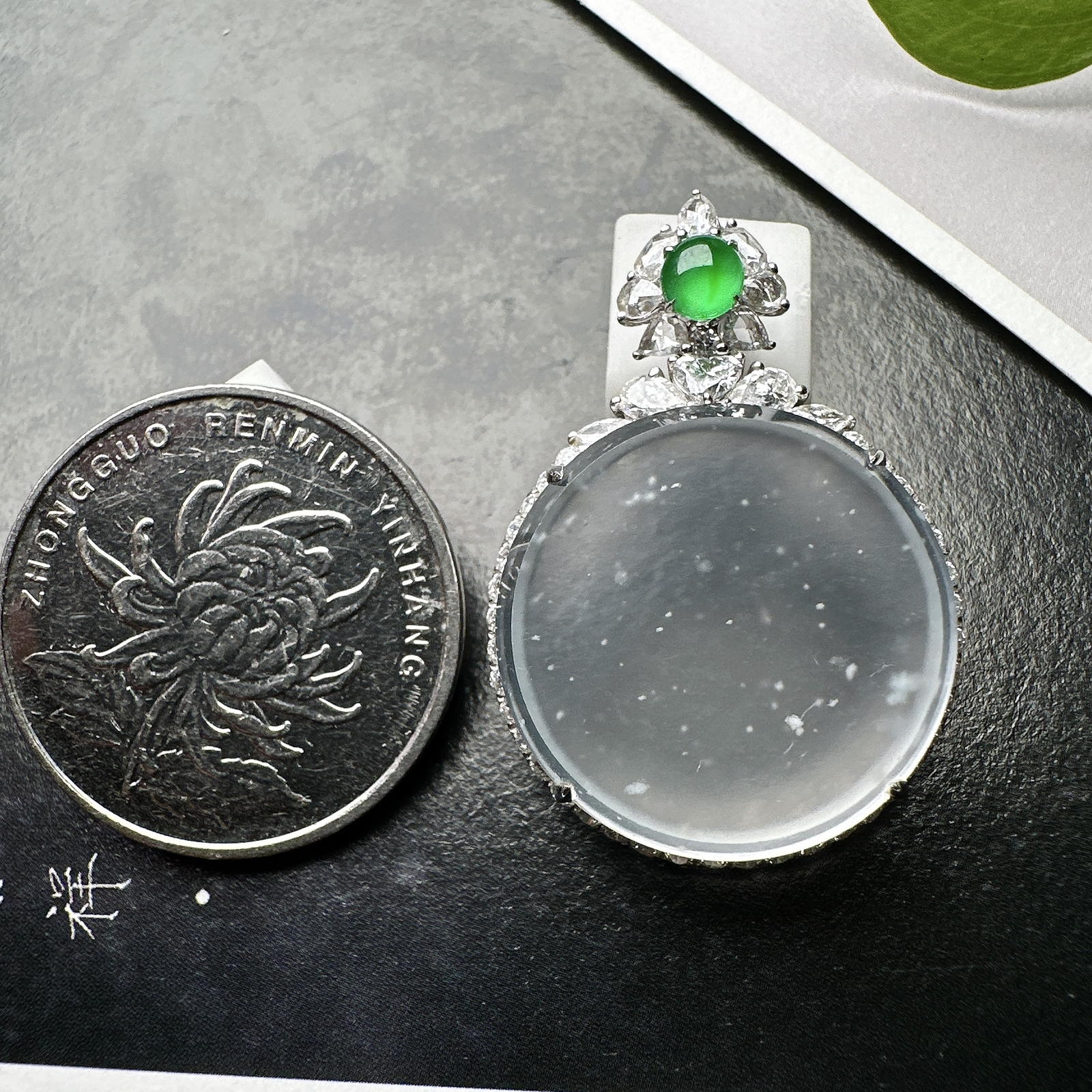 【冰种圆无事牌】老坑雪花棉，质地细腻，种水色俱全，冰透闪亮，18k金钻镶嵌，裸石尺寸20.7*3.2毫米