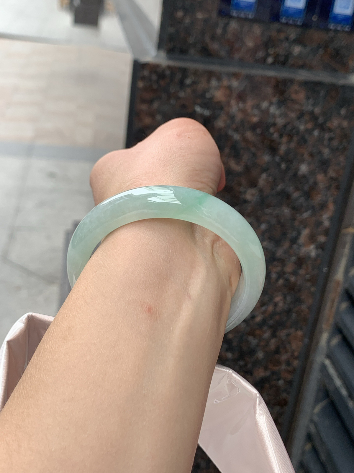 飘绿正圈
53.1-12.4-7.8
底妆水润细腻，淡绿花若隐若现，清爽优雅..