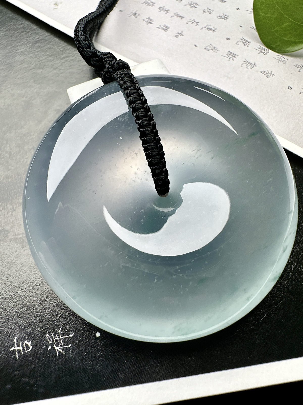 【冰种飘花巨无霸平安扣】质地非常细腻，冰润十足，种老冰透，花色灵动，收藏品质。