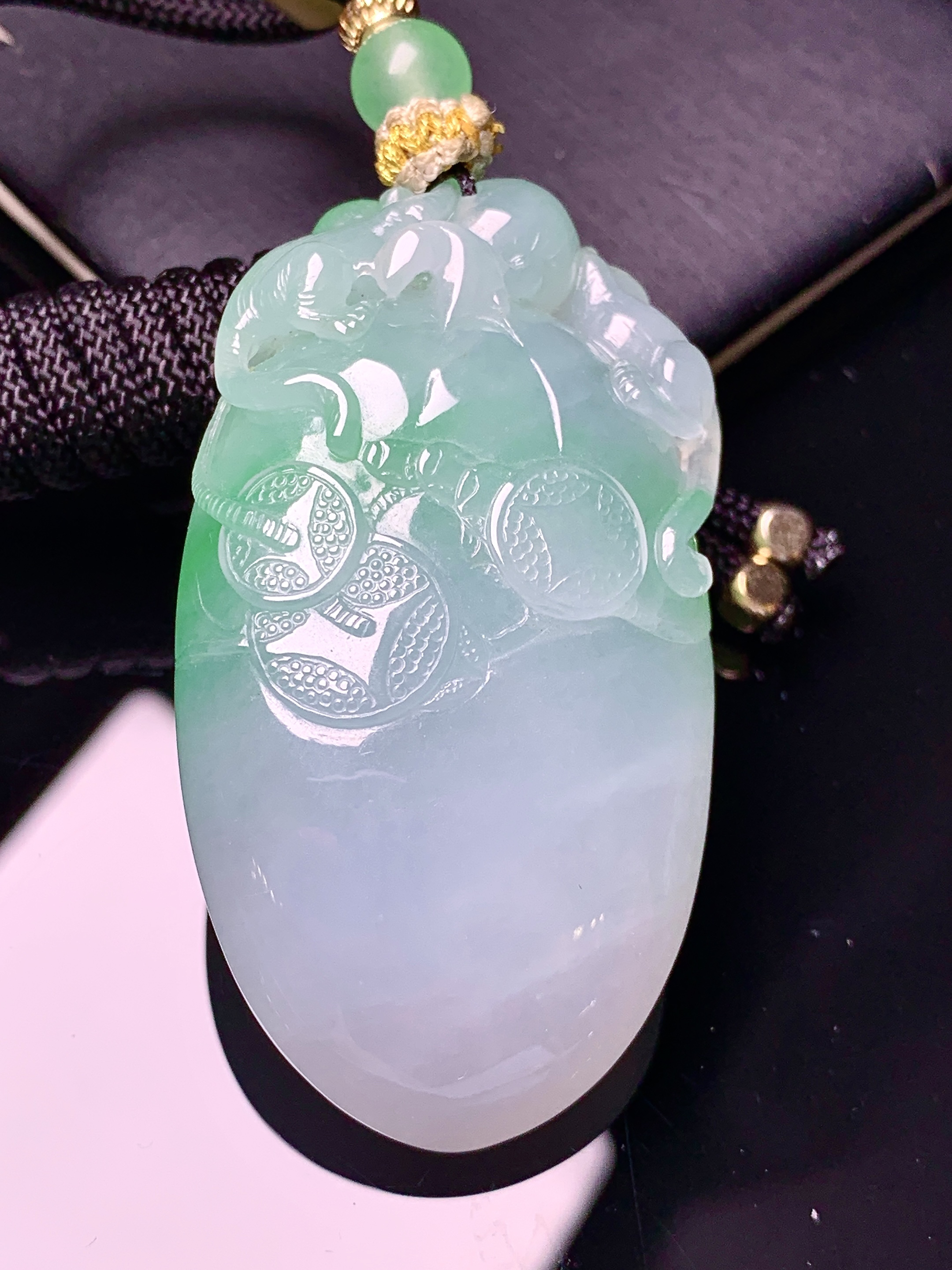 飘绿福瓜吊坠 玉质细腻 色泽艳丽清新 水润亮眼 整体尺寸52.2*28*15.3 L4