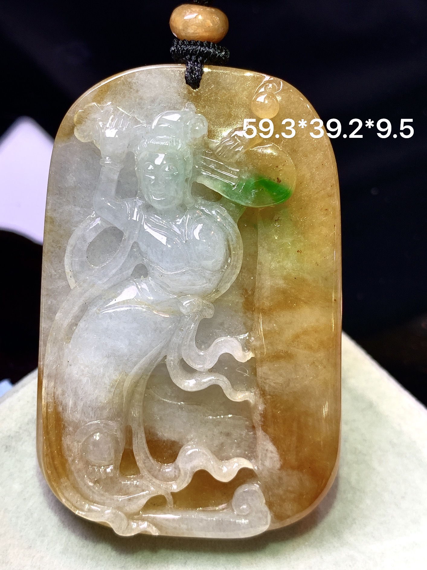 飘黄黄绿翡杨玉环吊坠 玉质细腻 色泽艳丽清新 水润亮眼 整体尺寸49.3*39.2*9.5 w1