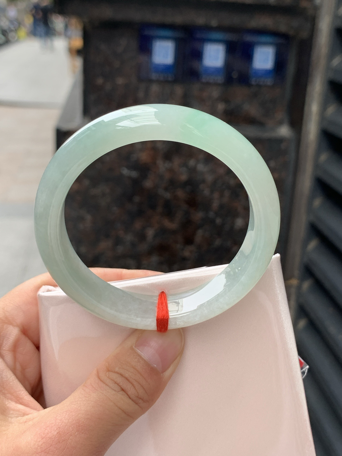 飘绿正圈
53.1-12.4-7.8
底妆水润细腻，淡绿花若隐若现，清爽优雅..