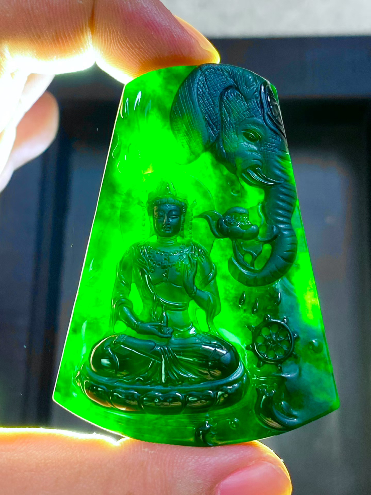 墨翠：【普贤菩萨】细腻干净，黑度好，性价比高，雕工精湛，打灯透绿
