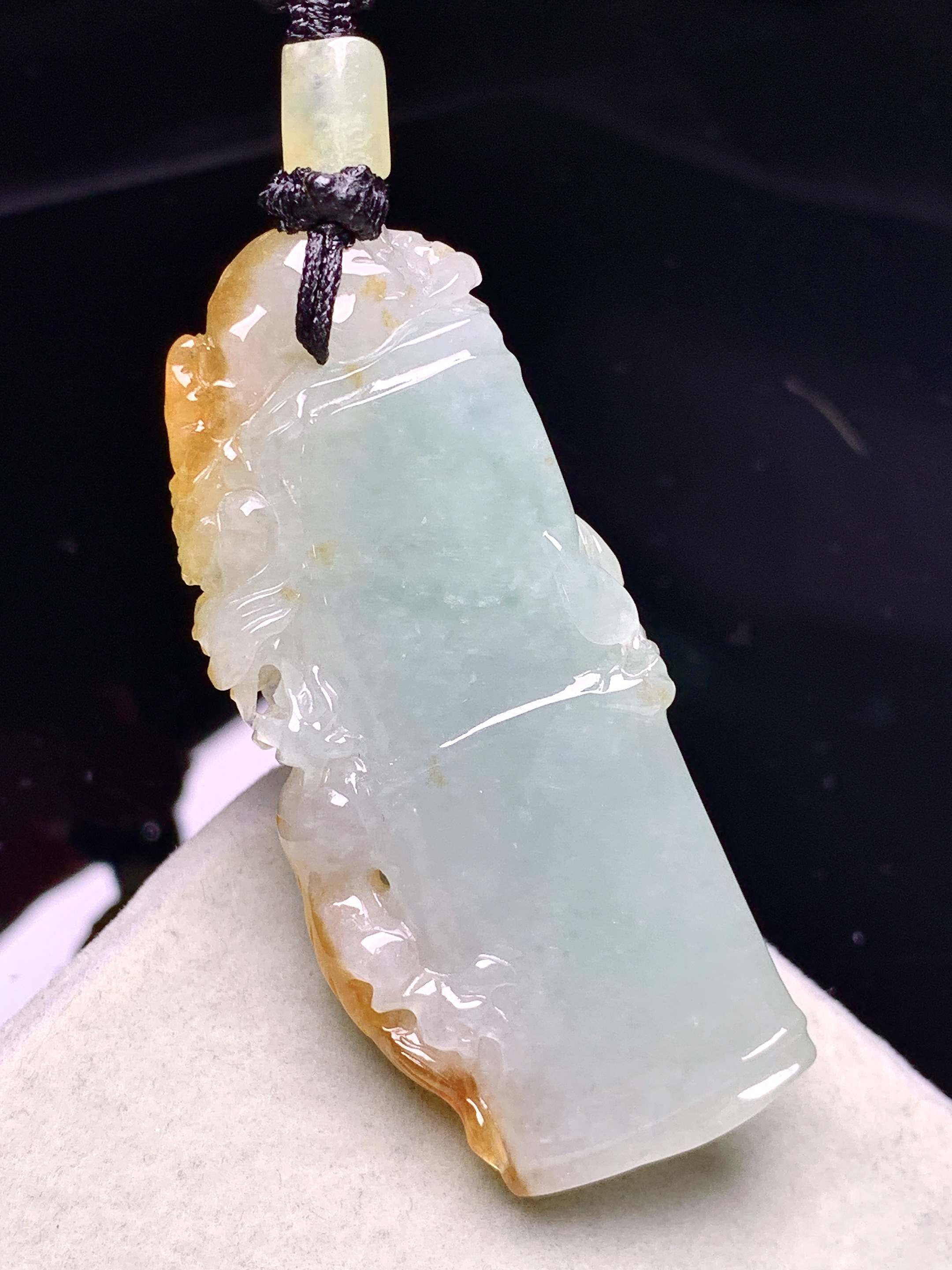 飘黄翡竹节吊坠 玉质细腻 色泽艳丽清新 水润亮眼 整体尺寸49.2*21.8*7.2 L1