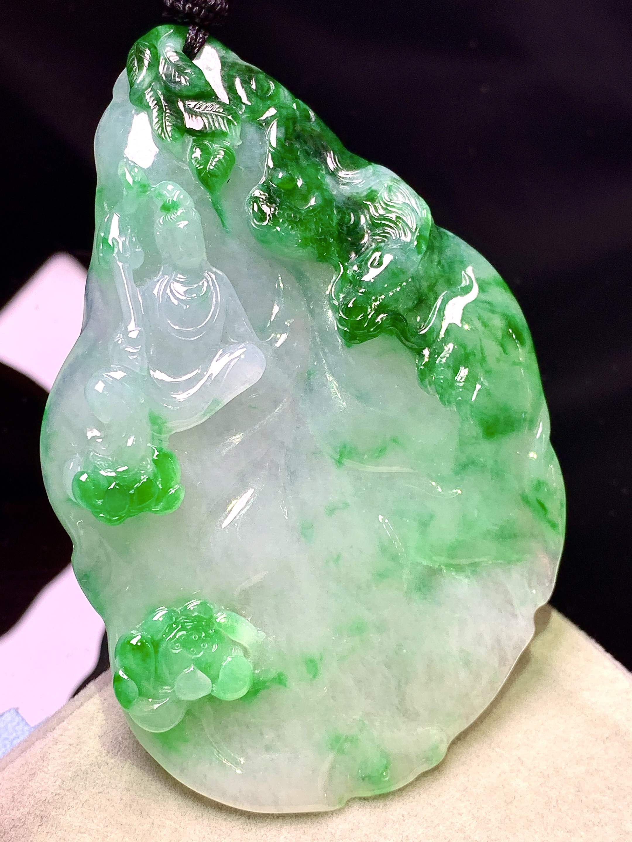 飘绿观音菩萨吊坠 玉质细腻 色泽艳丽清新 水润亮眼 整体尺寸72*46.5*8 w1