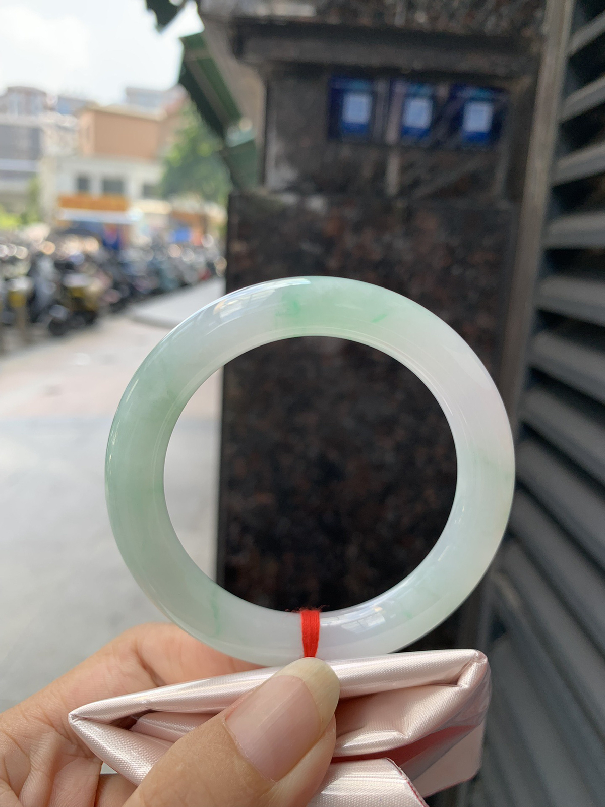 白底青圆条
54.1-10.1-10.3
底妆水润，阳绿花色点睛之笔，更显灵动，有生命力。